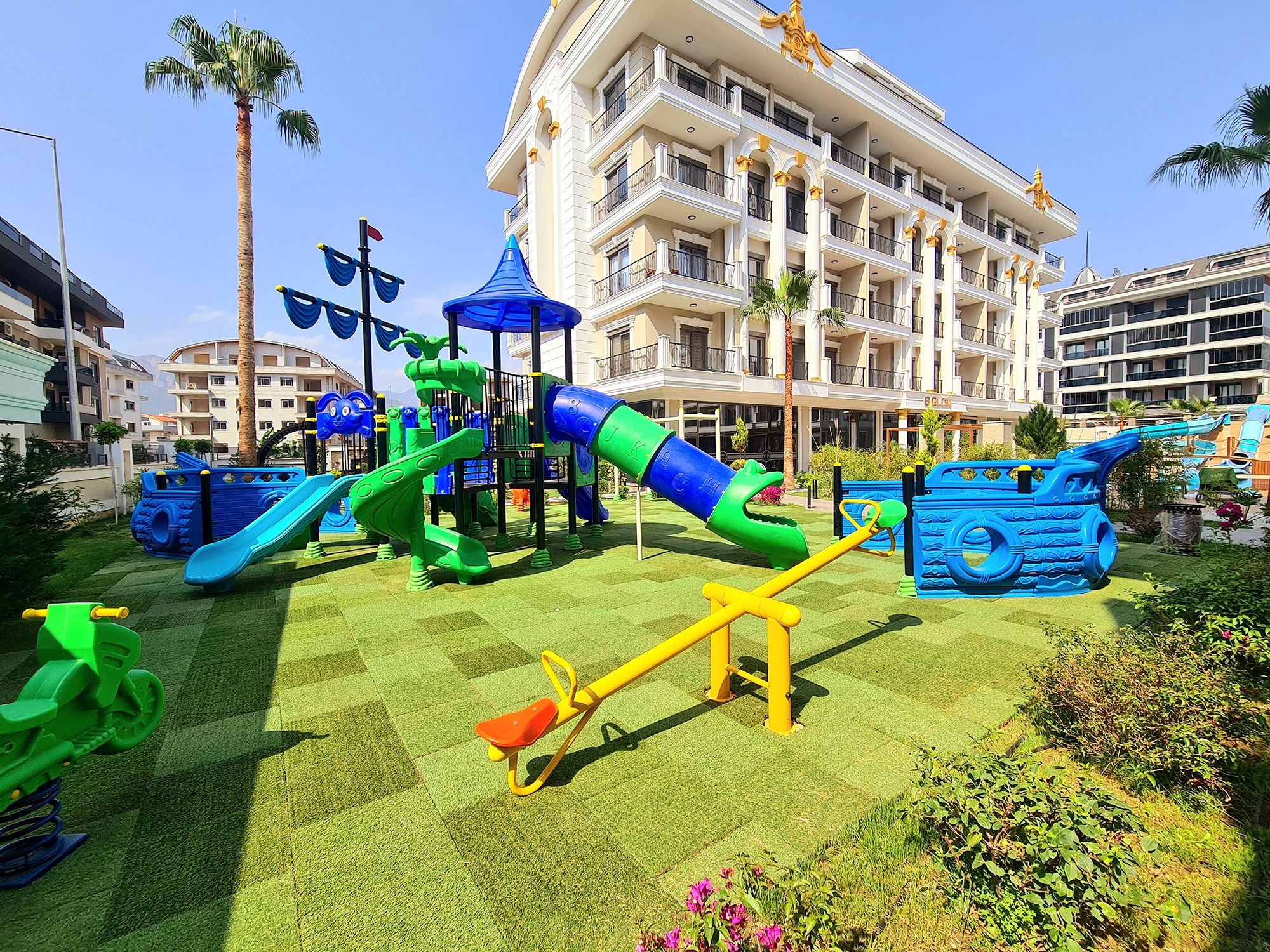 Castle & Mountain View 1+1 Apartment in Alanya, Oba