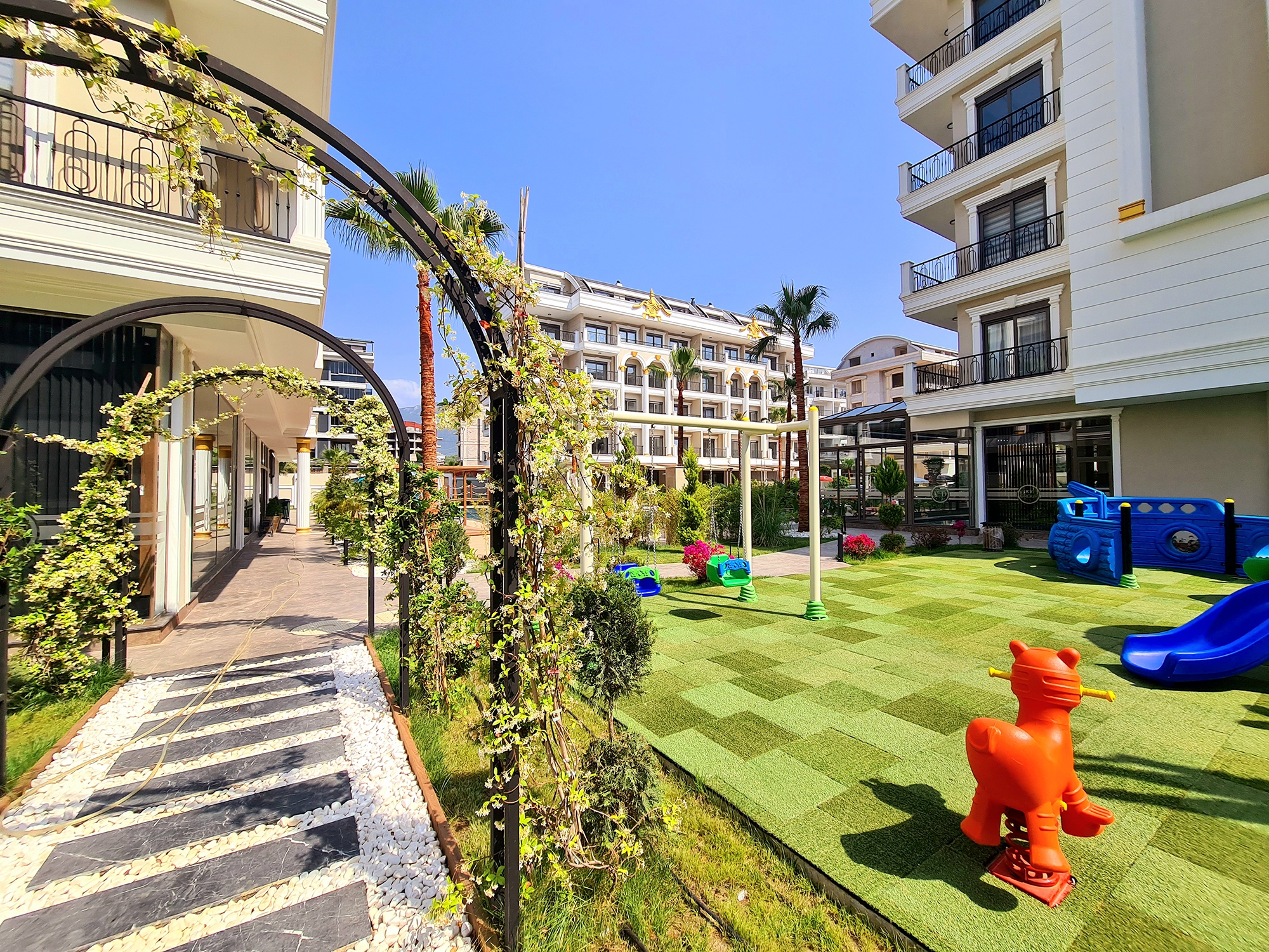 Castle & Mountain View 1+1 Apartment in Alanya, Oba