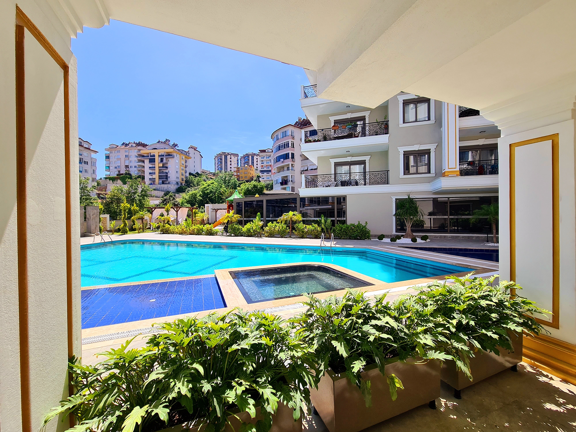 Luksus 1+1 Lejlighed med Hav- og Slotsudsigt i Alanya - Oba