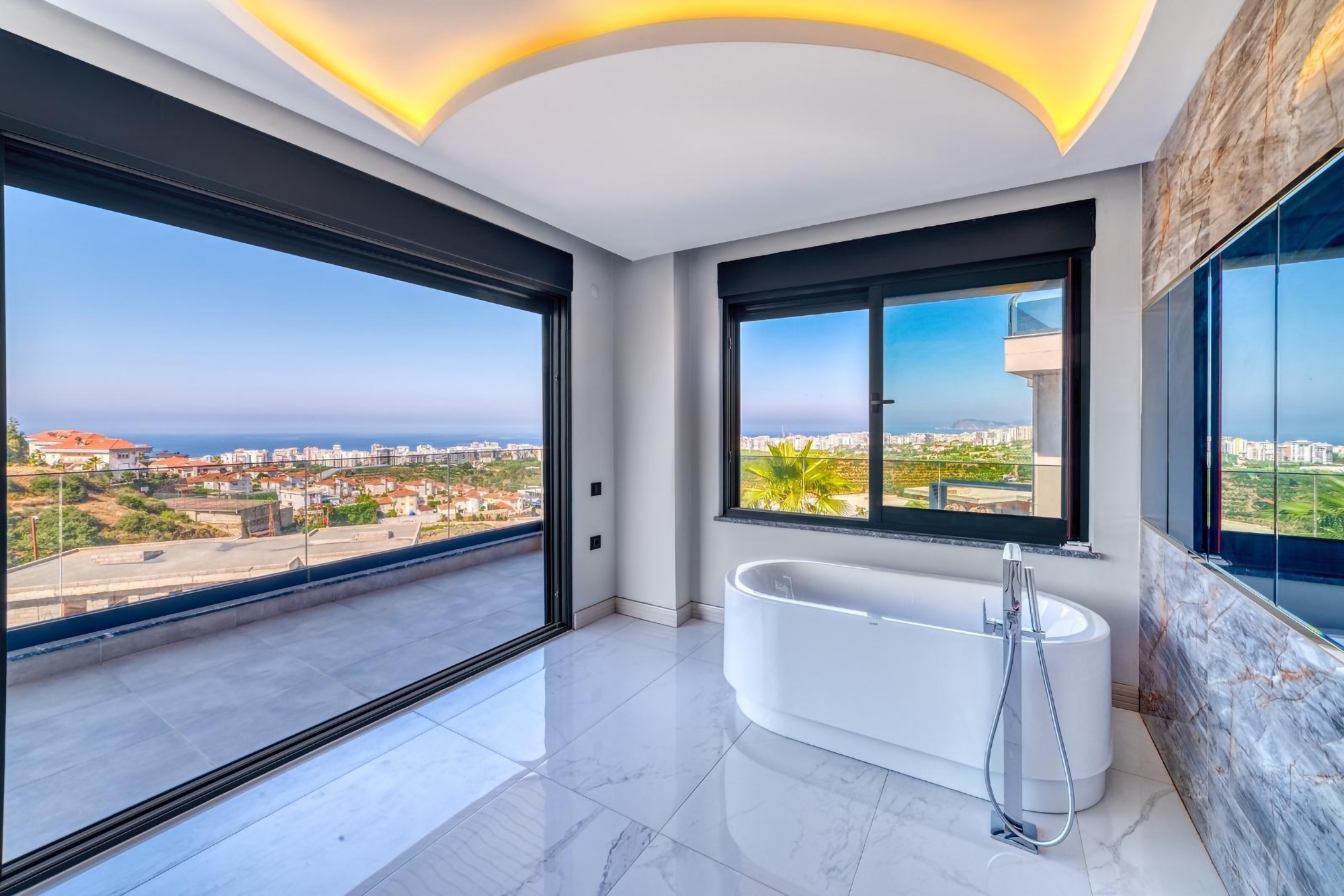Luksuriøs 4+1 Villa med Fantastisk Udsigt, Alanya - Kargicak