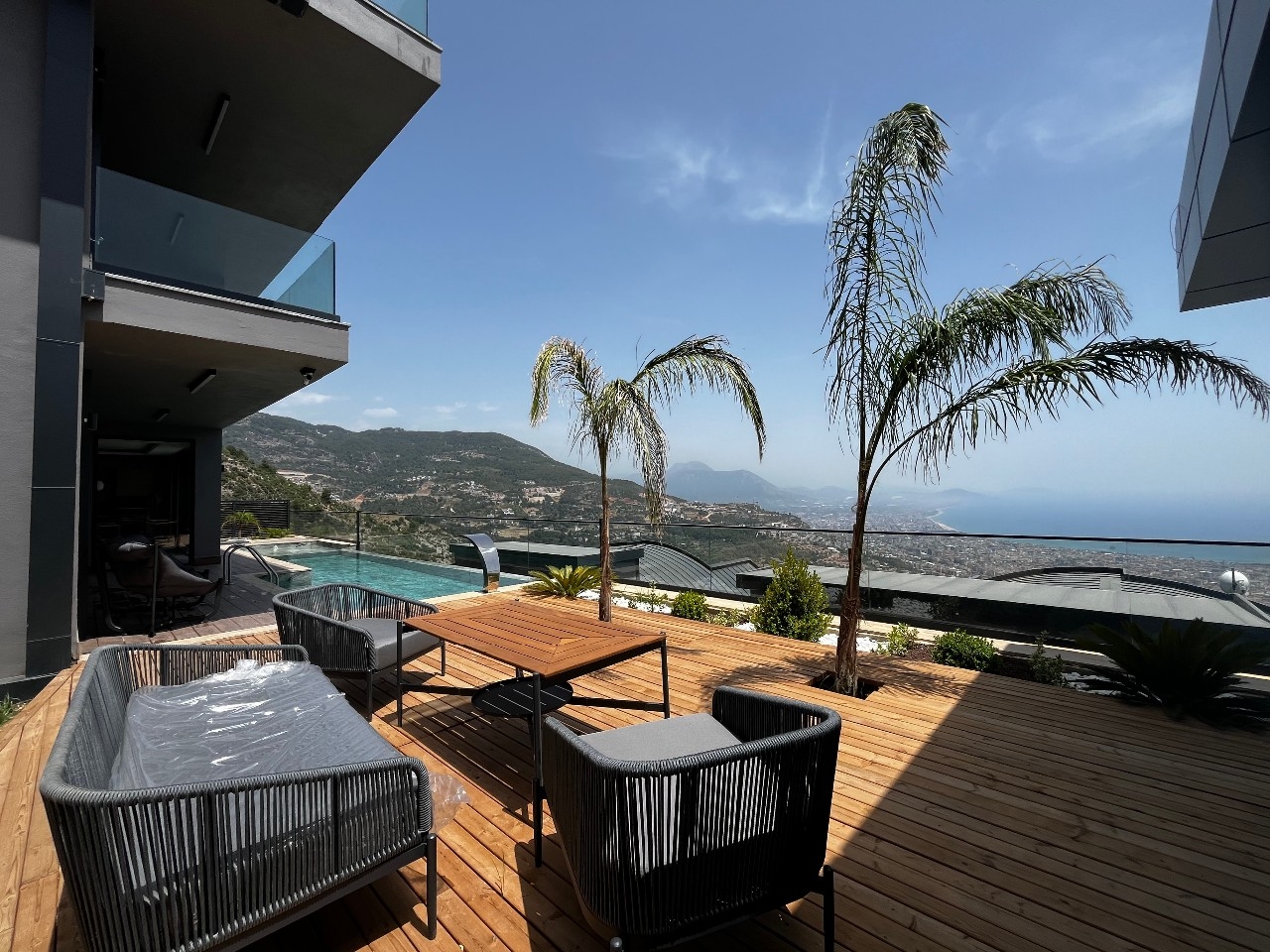 Ylellinen 5+1 Huvila upeilla näkymillä Alanya Tepessä