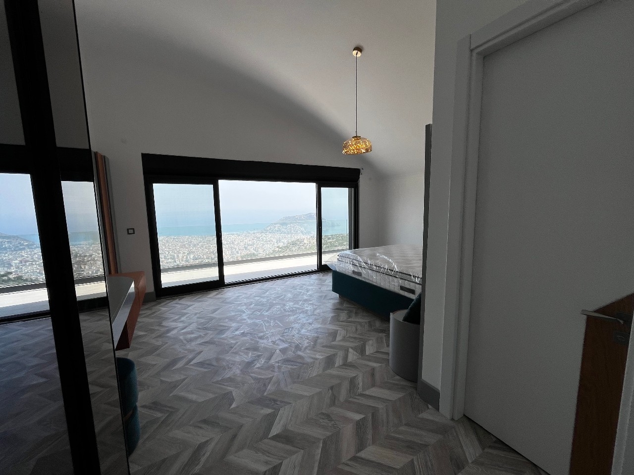 Ylellinen 5+1 Huvila upeilla näkymillä Alanya Tepessä