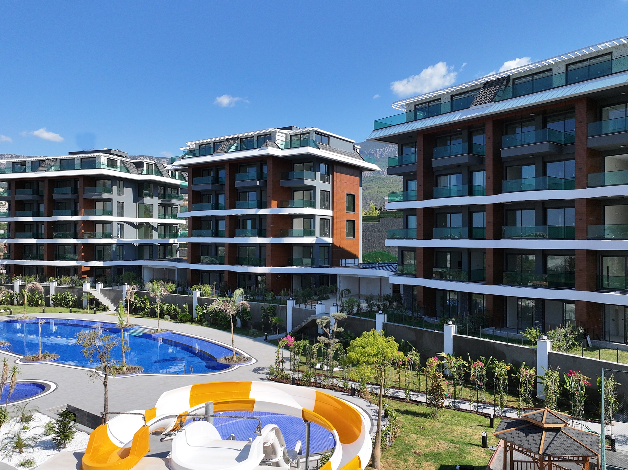 Luxuriöses 1+1 Apartment mit Meerblick und Bergblick in Kargicak