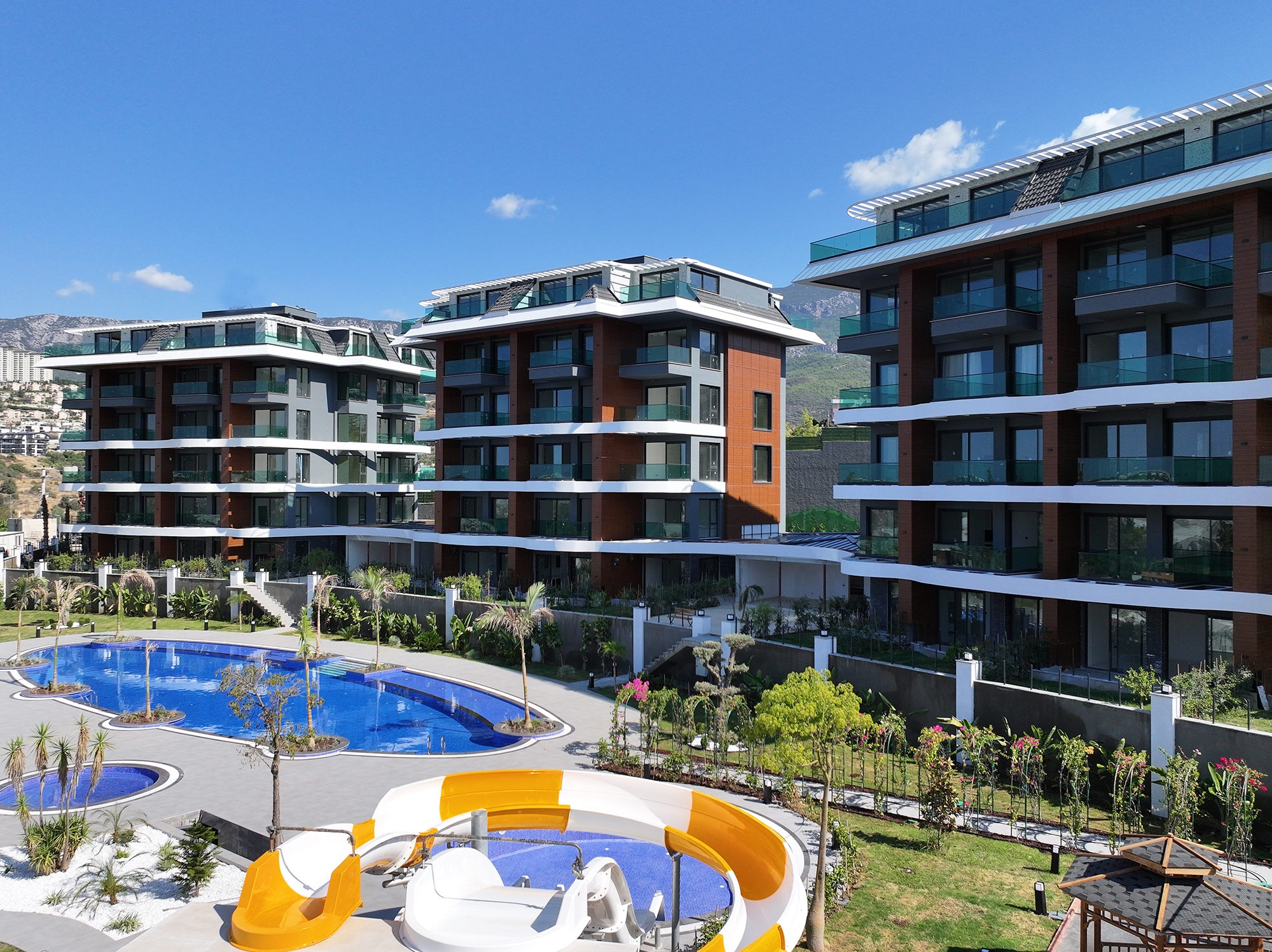 Luxuriöses 1+1 Apartment mit Meerblick und Bergblick in Kargicak