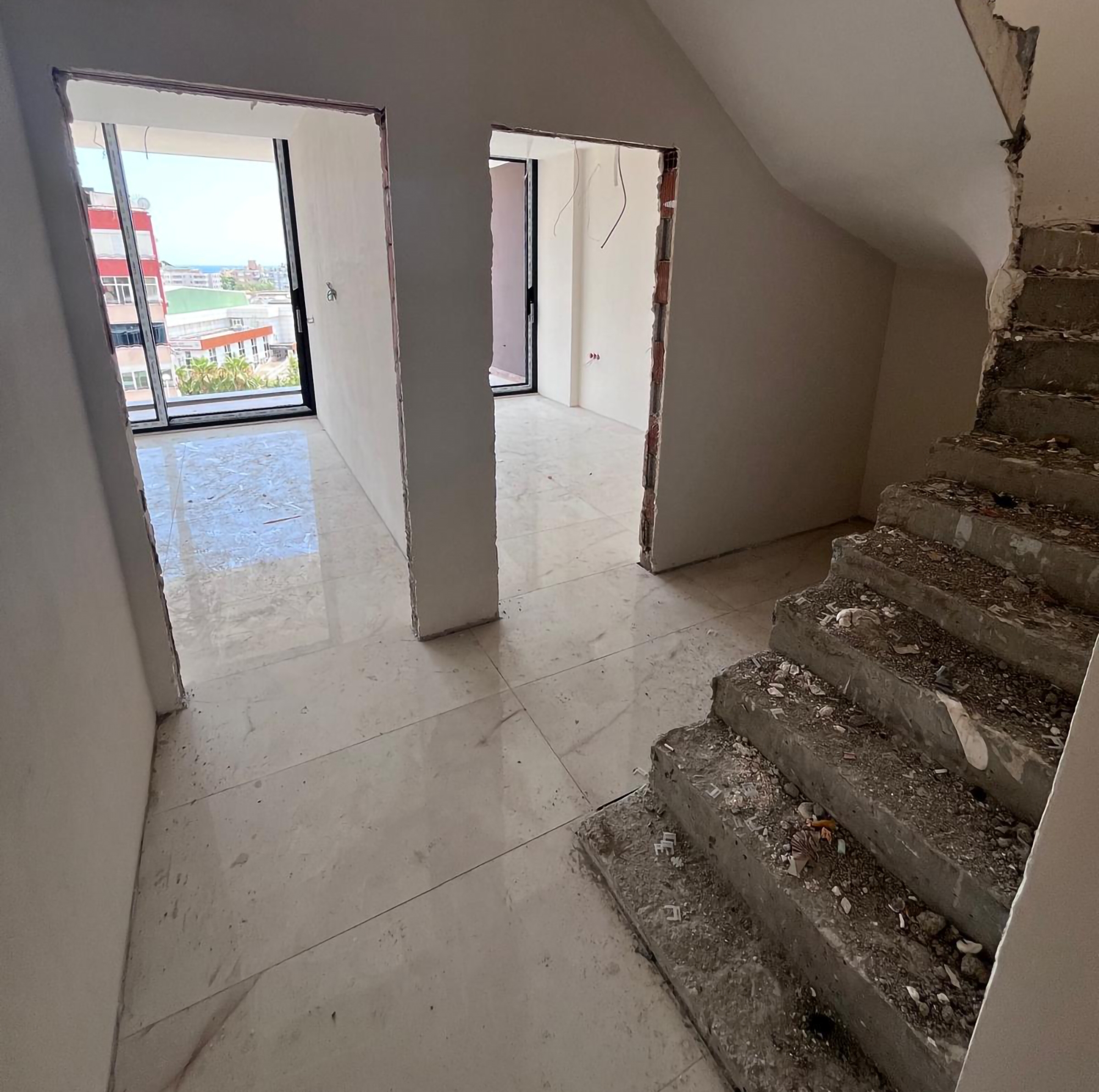 Luxury 1+1 Apartment with Sea, Castle, and Mountain Views in Alanya Center