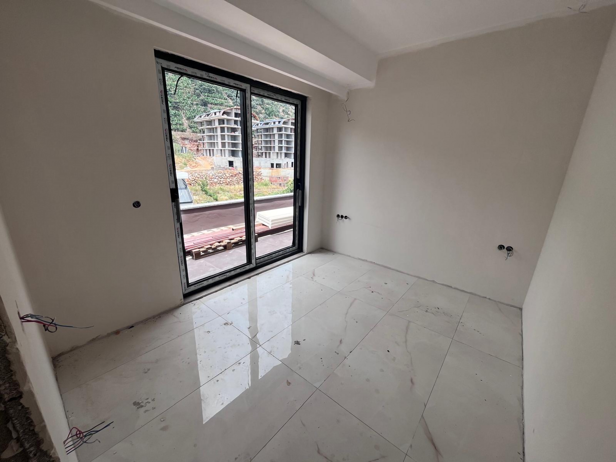 Luxury 1+1 Apartment with Sea, Castle, and Mountain Views in Alanya Center