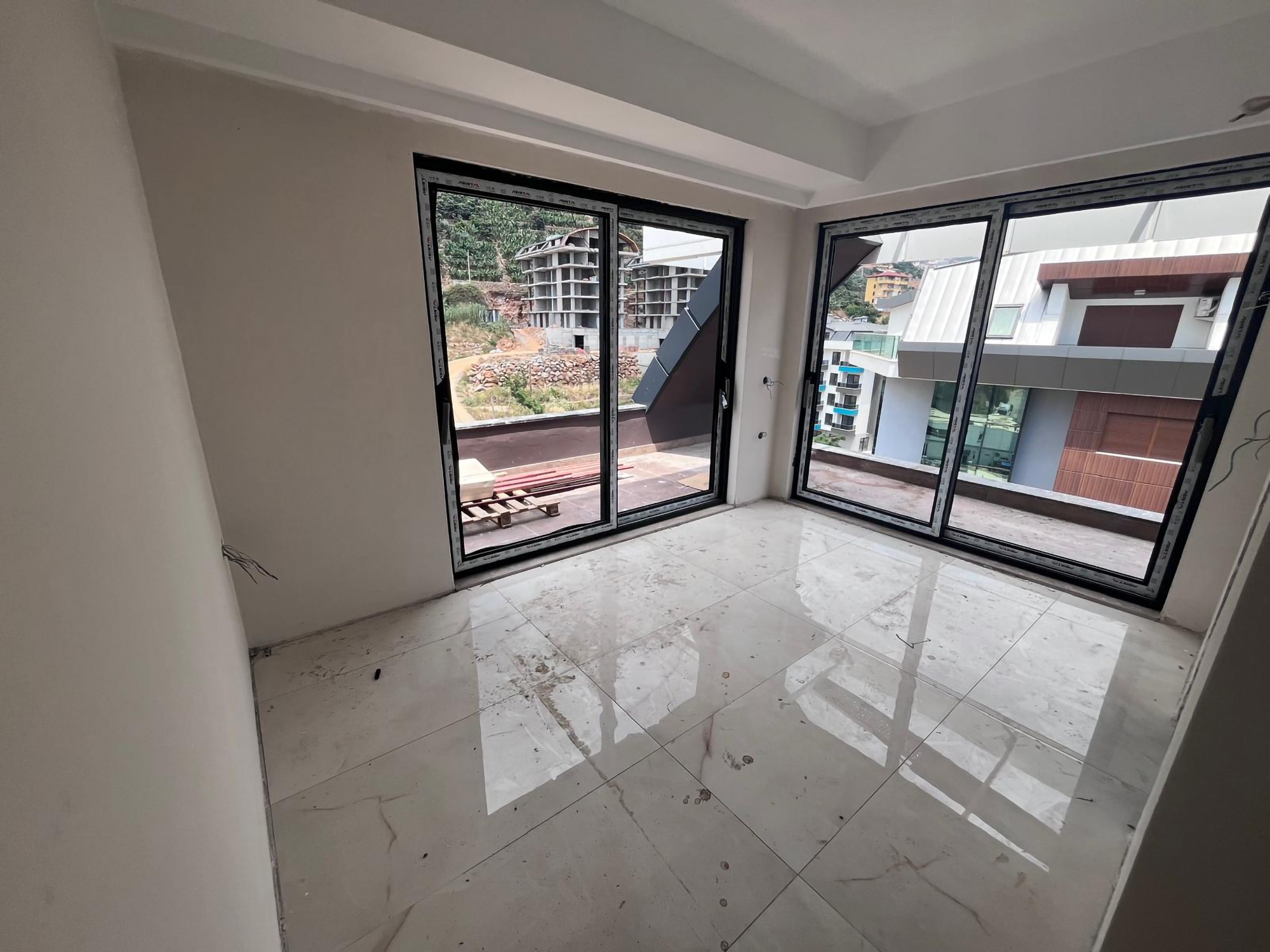 Luxury 1+1 Apartment with Sea, Castle, and Mountain Views in Alanya Center