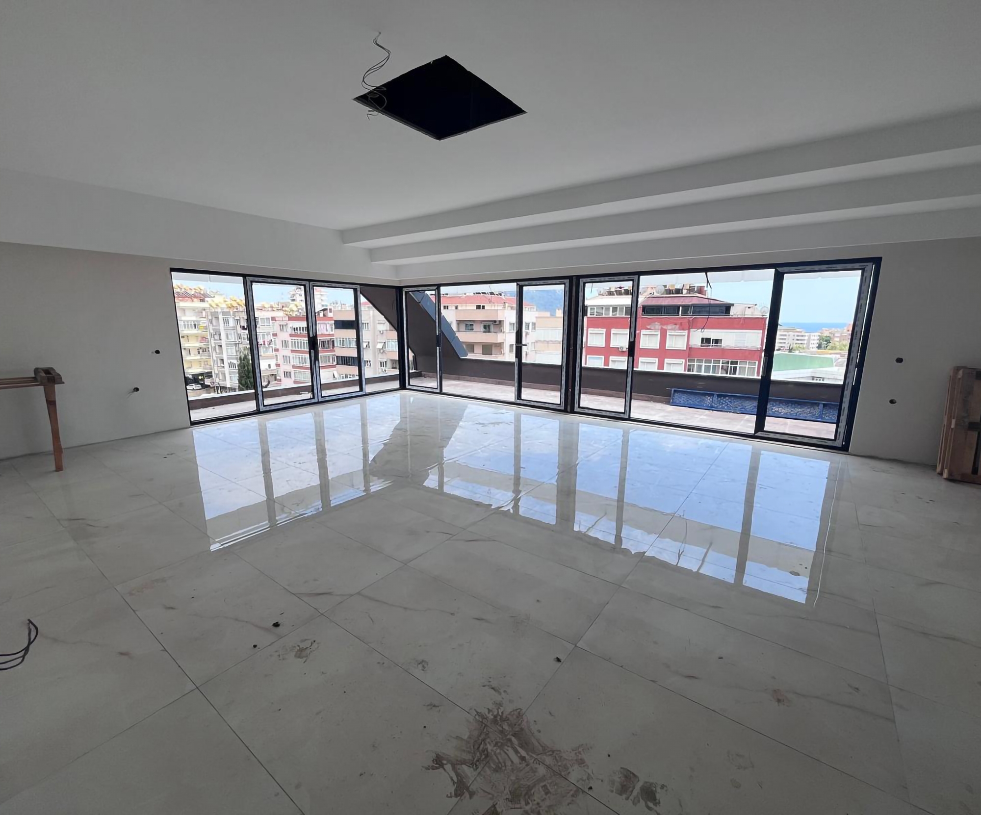 Luxury 1+1 Apartment with Sea, Castle, and Mountain Views in Alanya Center