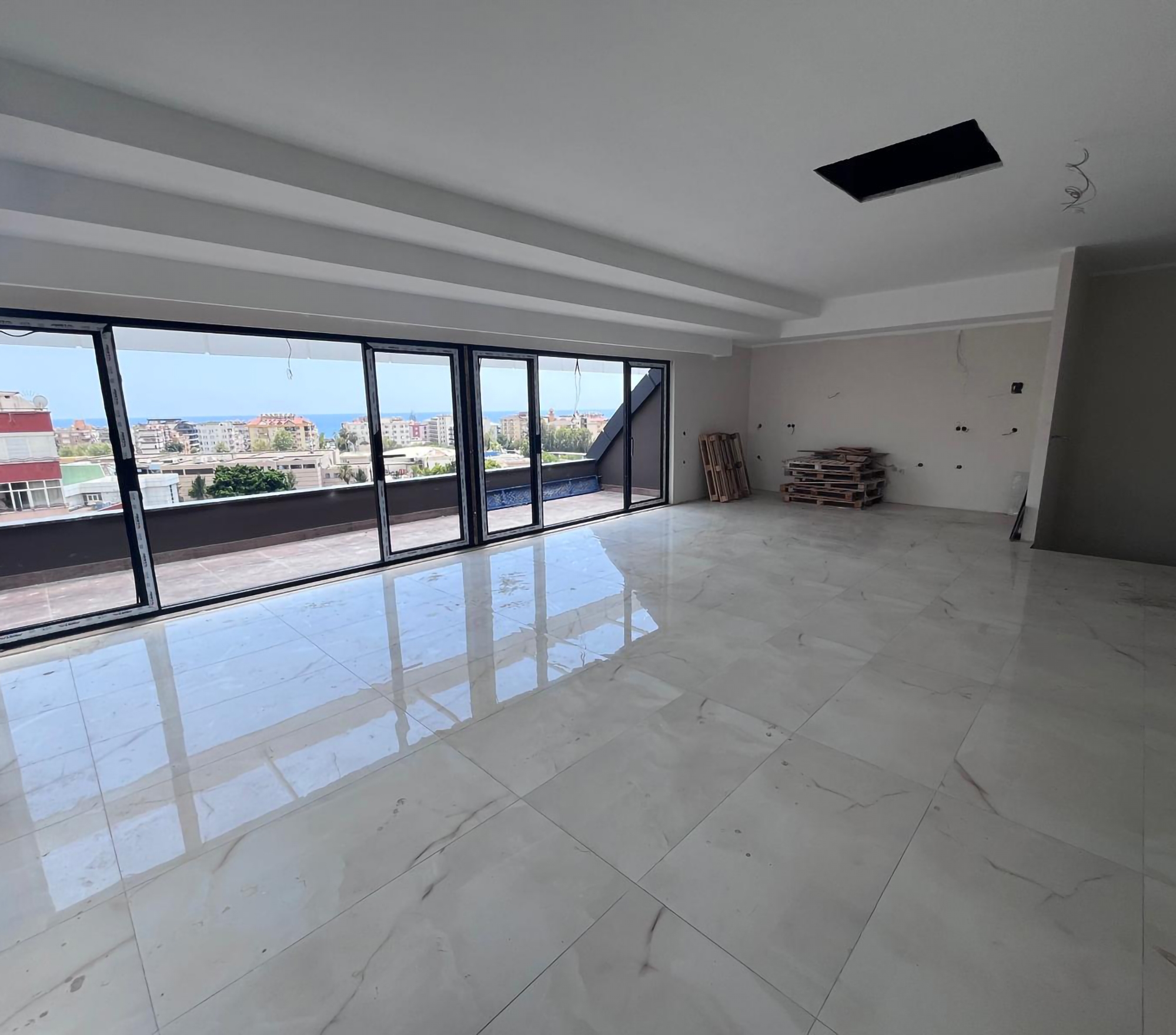 Luxury 1+1 Apartment with Sea, Castle, and Mountain Views in Alanya Center