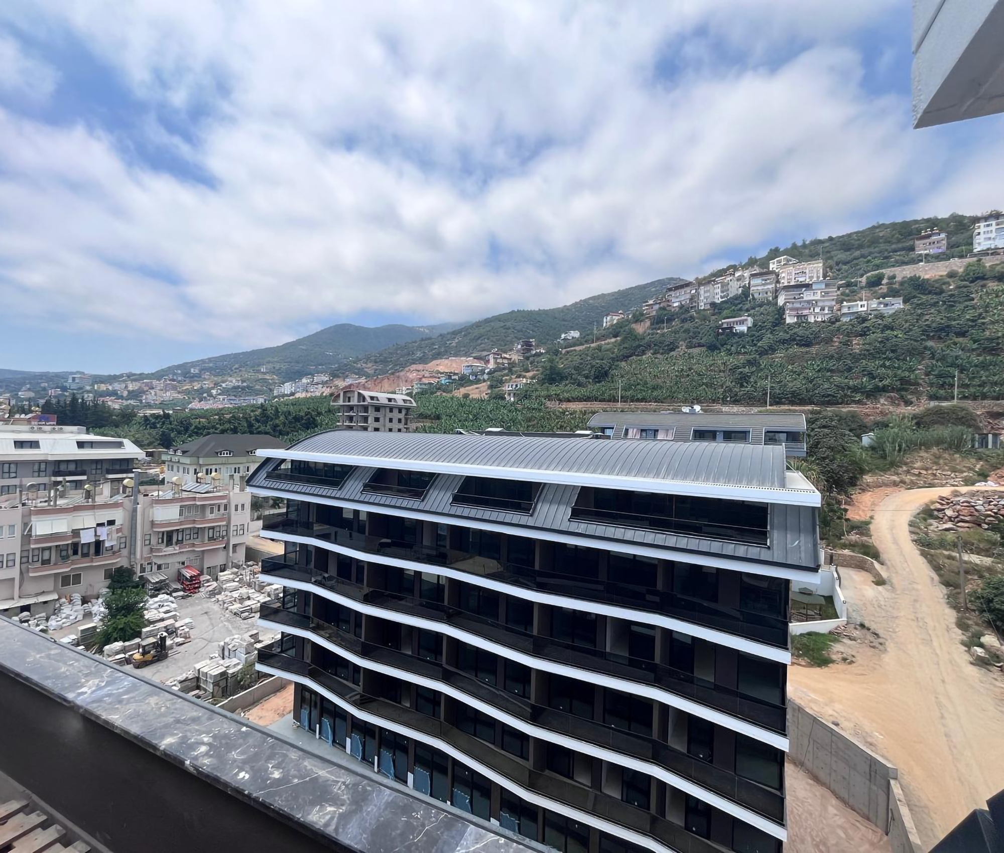 Luxury 1+1 Apartment with Sea, Castle, and Mountain Views in Alanya Center