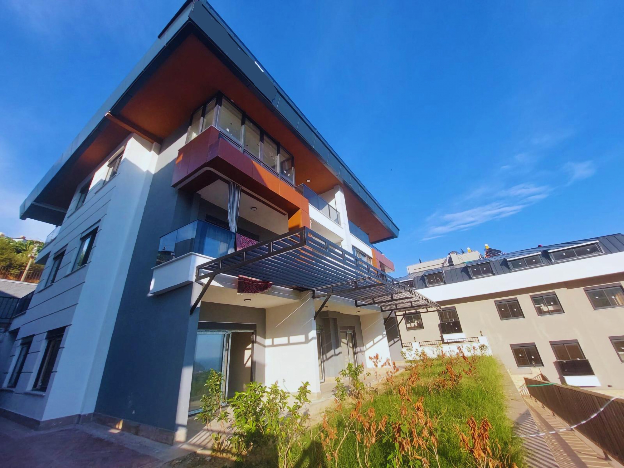 Luxury 1+1 Apartment with Stunning Views in Alanya Center