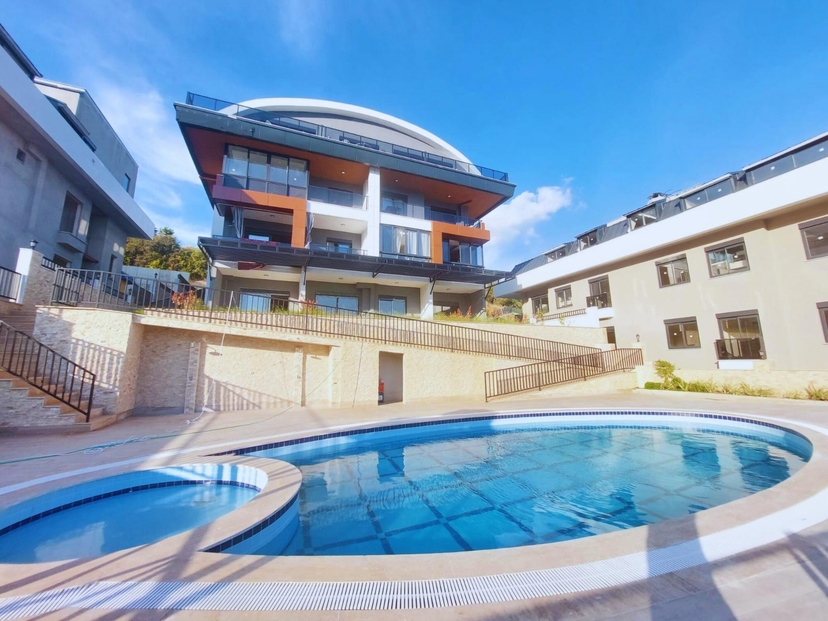 Luxury 1+1 Apartment with Stunning Views in Alanya Center