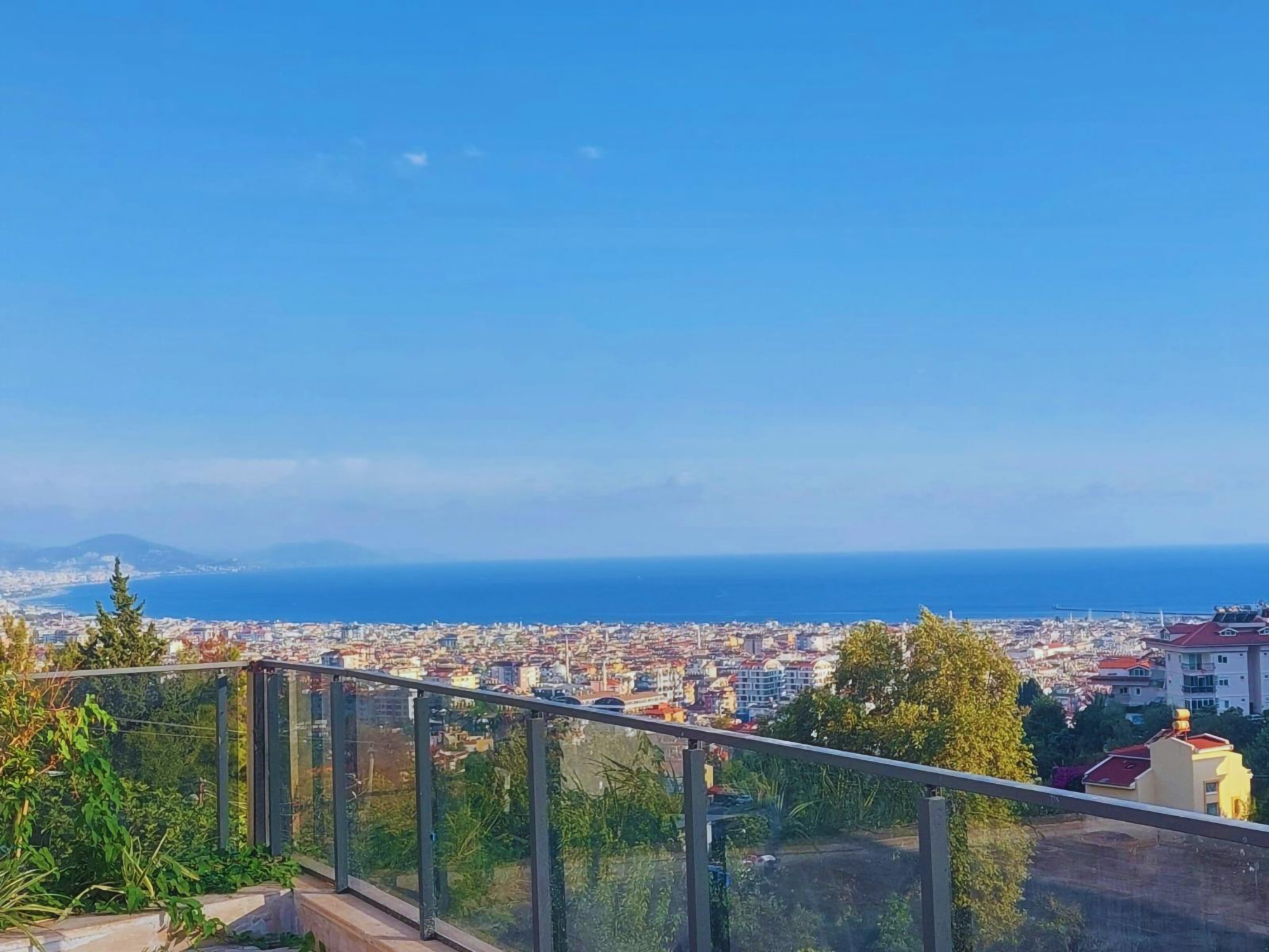 Luxury 1+1 Apartment with Stunning Views in Alanya Center