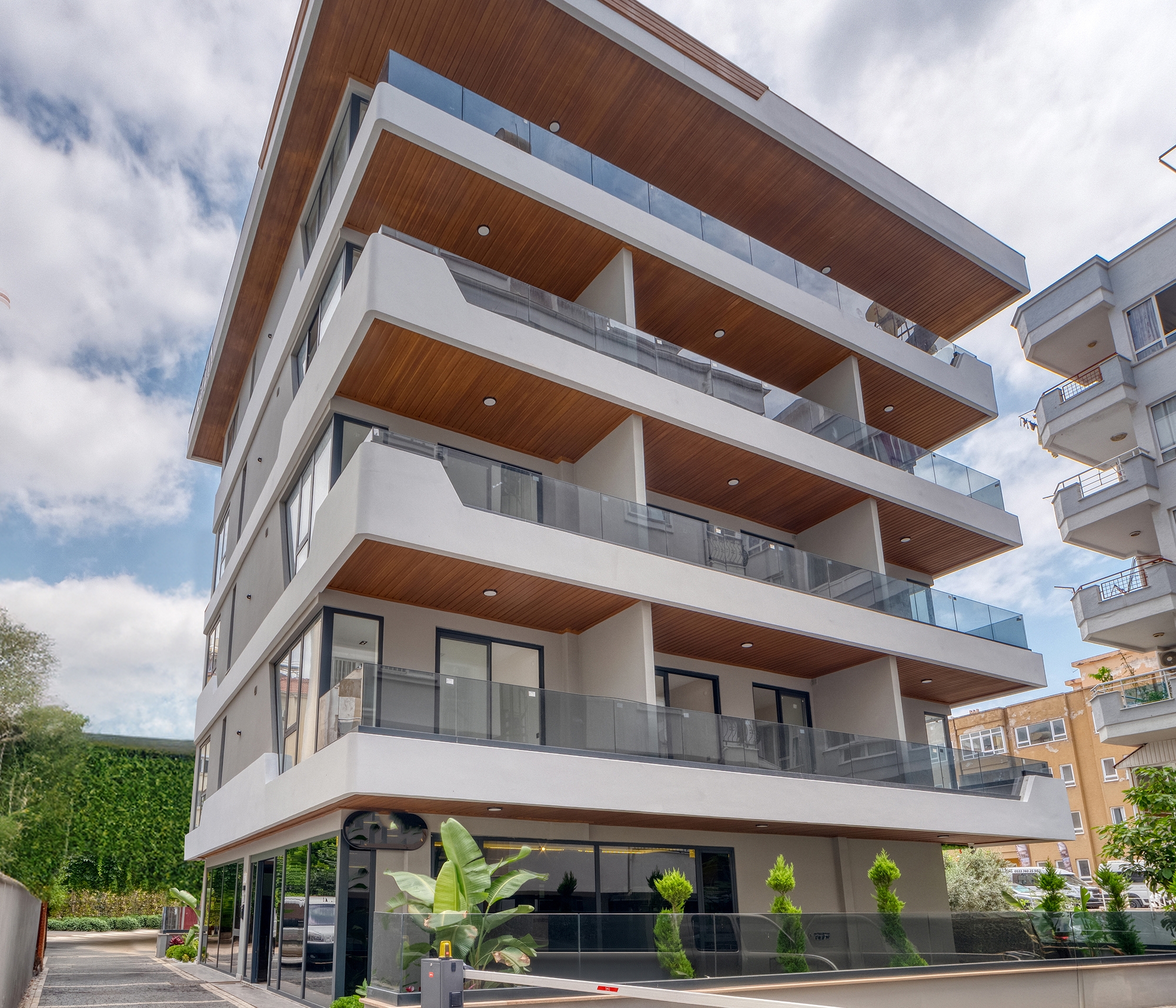 Luxury 1+1 Apartment with Castle and Mountain Views in Alanya Center