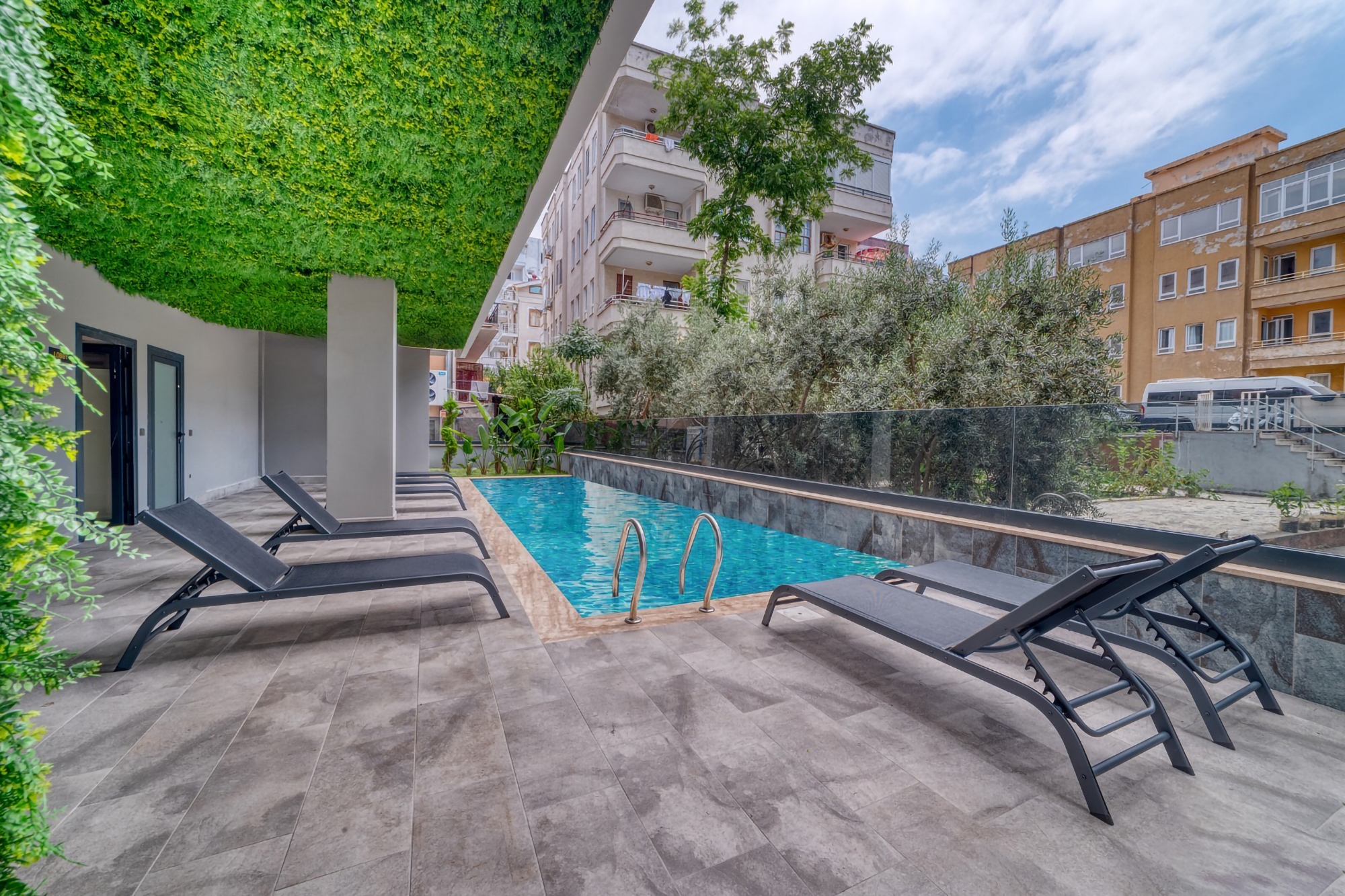 Luxury 1+1 Apartment with Castle and Mountain Views in Alanya Center