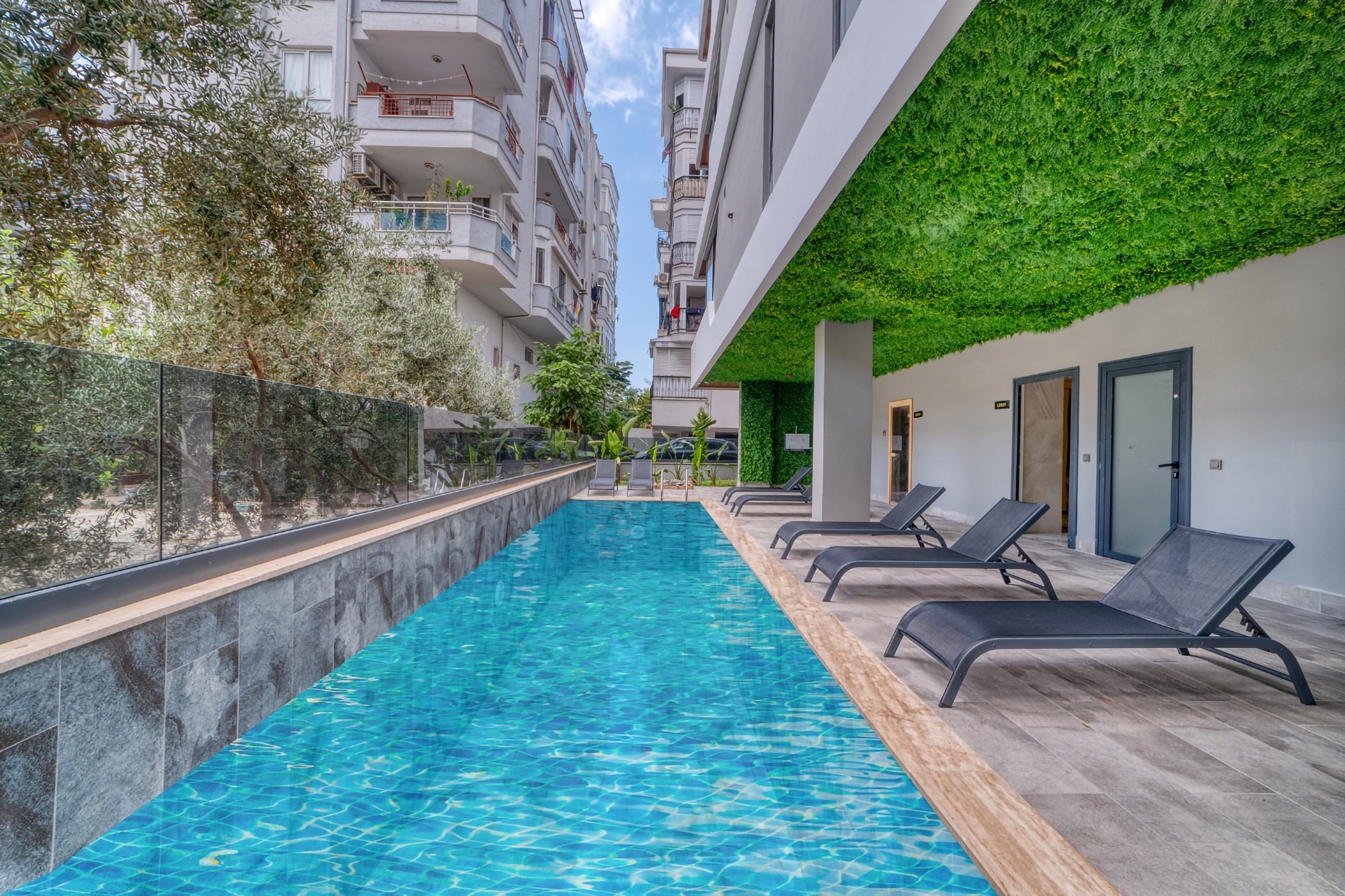 Luxury 1+1 Apartment with Castle and Mountain Views in Alanya Center
