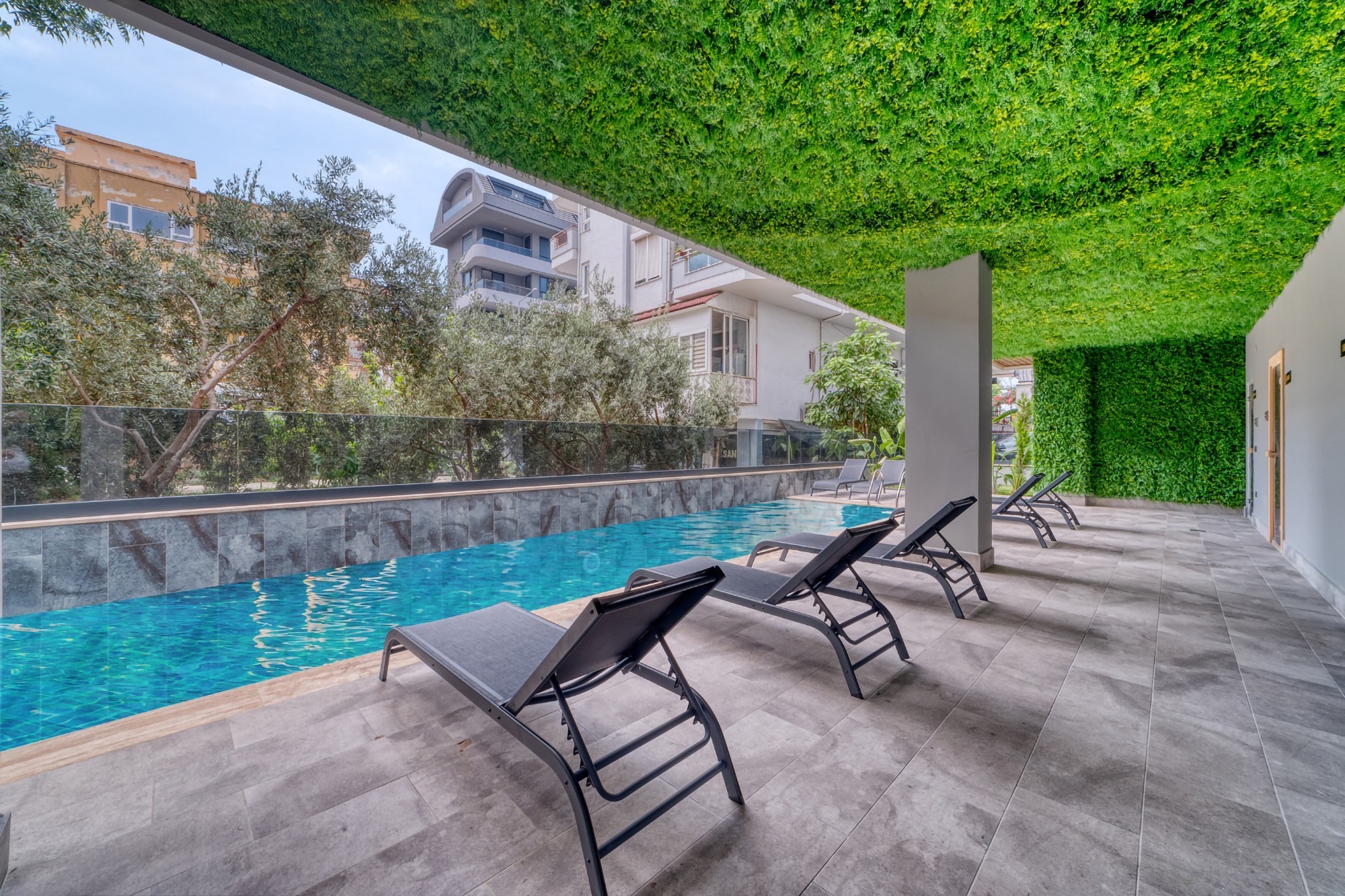 Luxury 1+1 Apartment with Castle and Mountain Views in Alanya Center