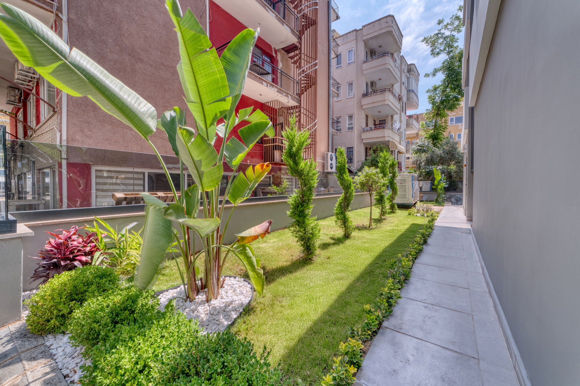 Luxury 1+1 Apartment with Castle and Mountain Views in Alanya Center