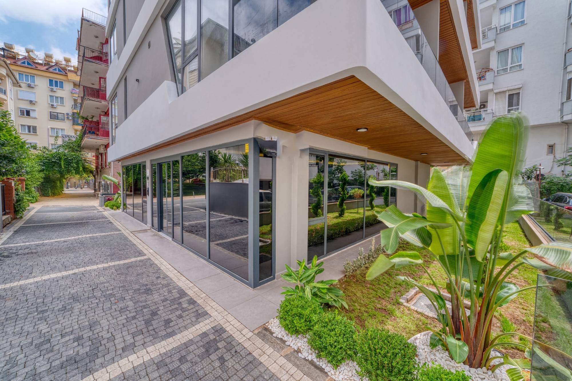Luxury 1+1 Apartment with Castle and Mountain Views in Alanya Center