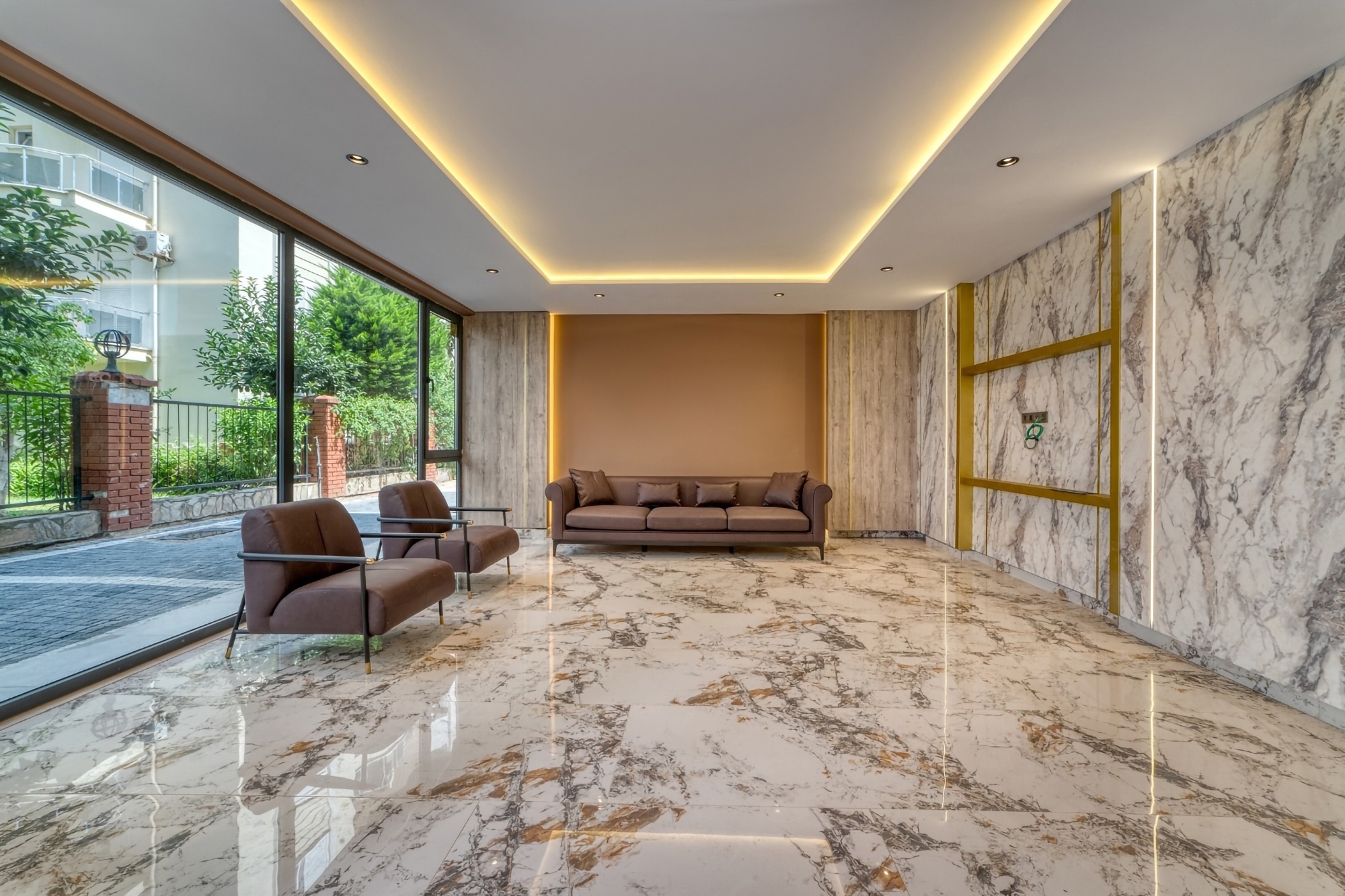 Luxury 1+1 Apartment with Castle and Mountain Views in Alanya Center