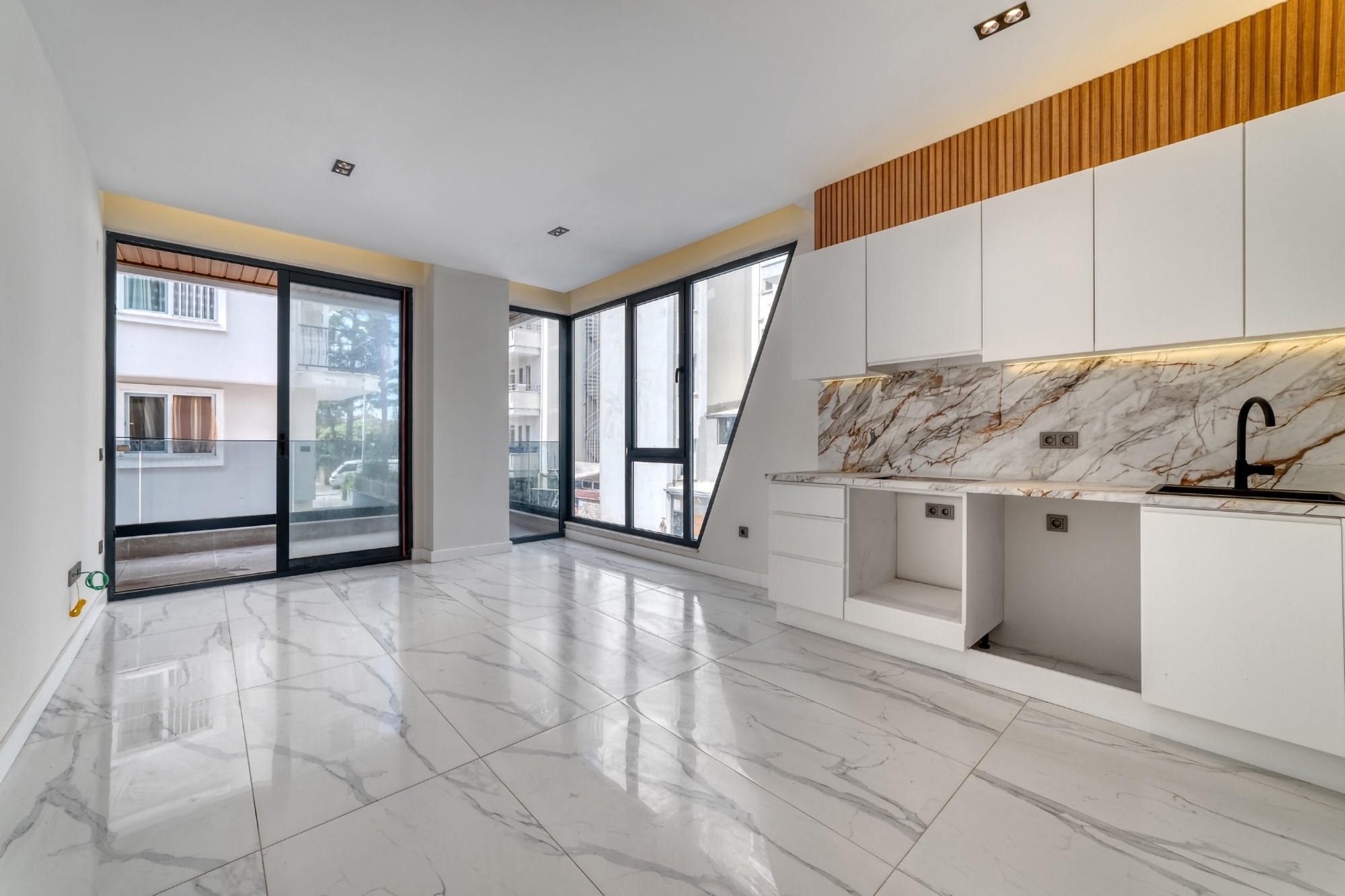 Luxury 1+1 Apartment with Castle and Mountain Views in Alanya Center