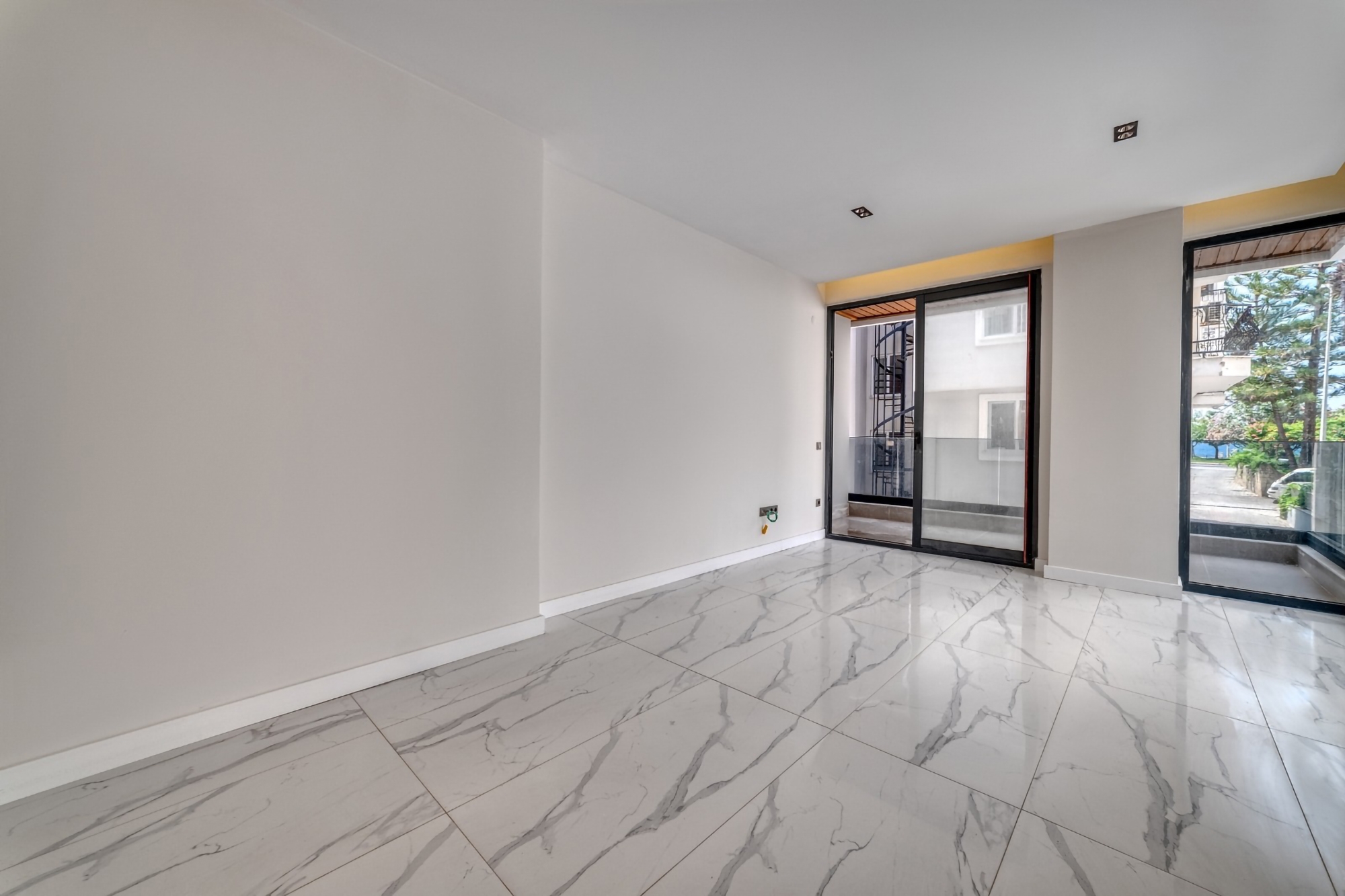Luxury 1+1 Apartment with Castle and Mountain Views in Alanya Center