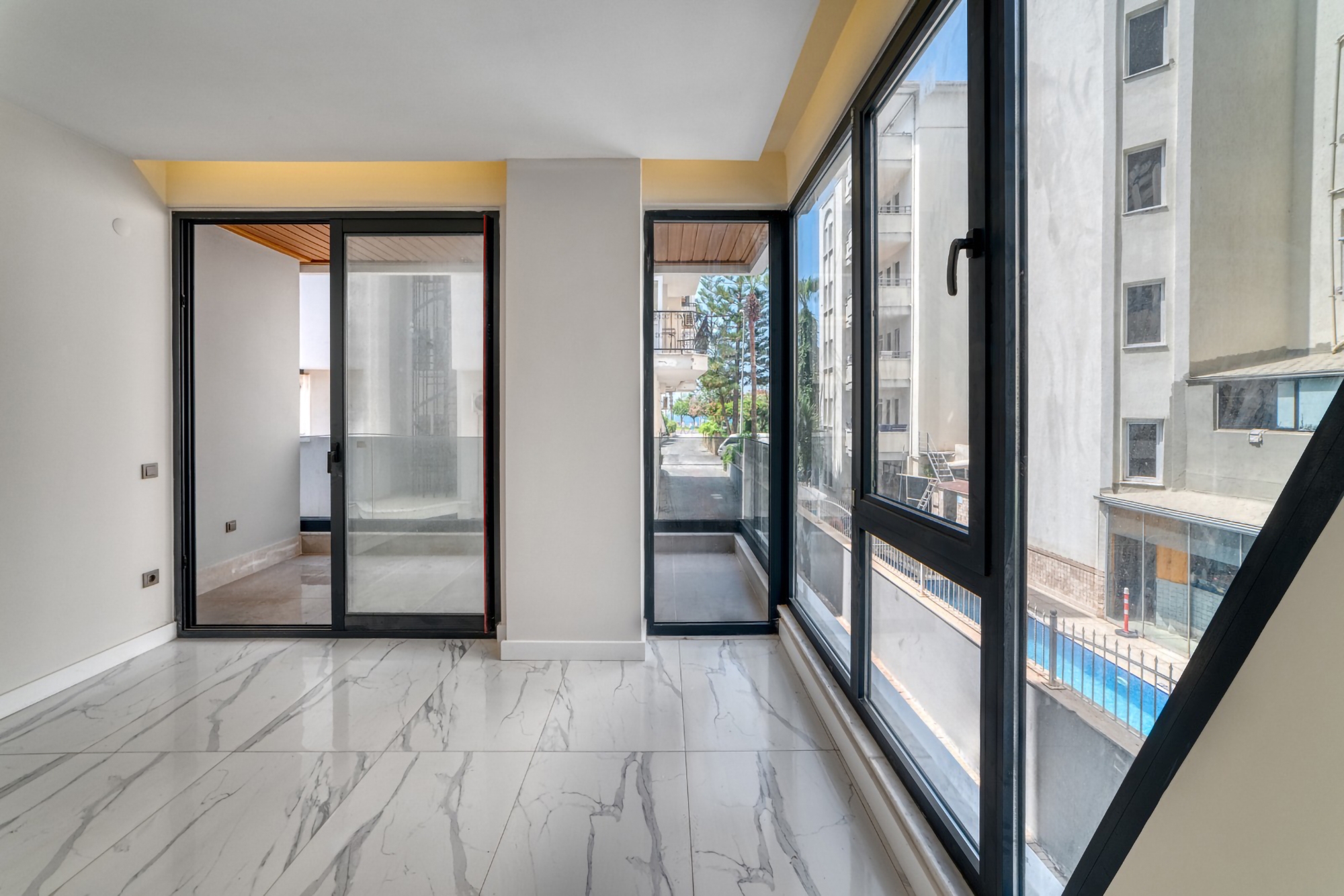 Luxury 1+1 Apartment with Castle and Mountain Views in Alanya Center
