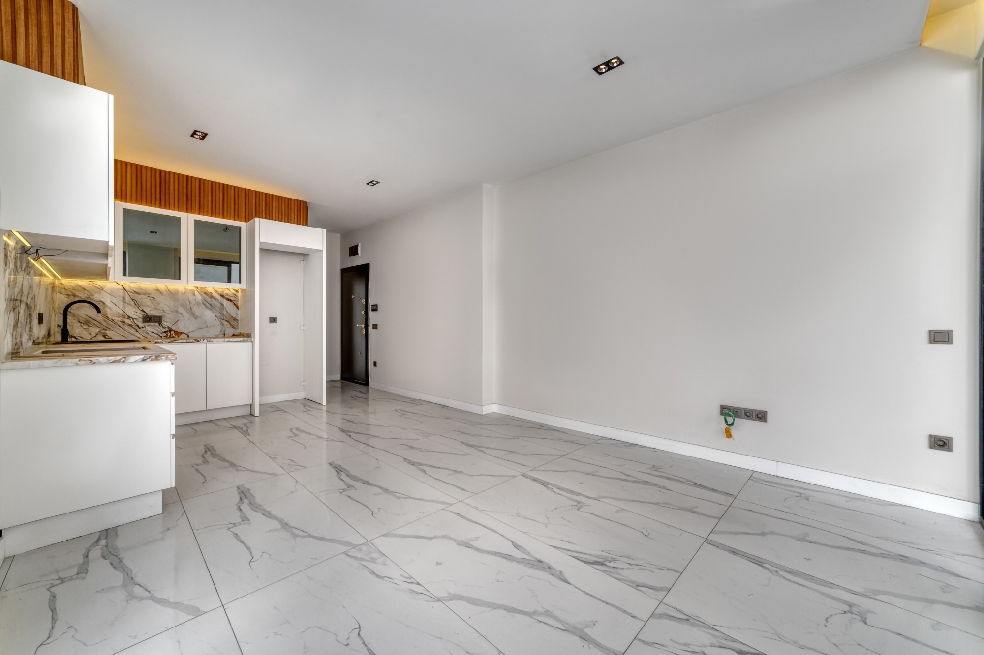 Luxury 1+1 Apartment with Castle and Mountain Views in Alanya Center