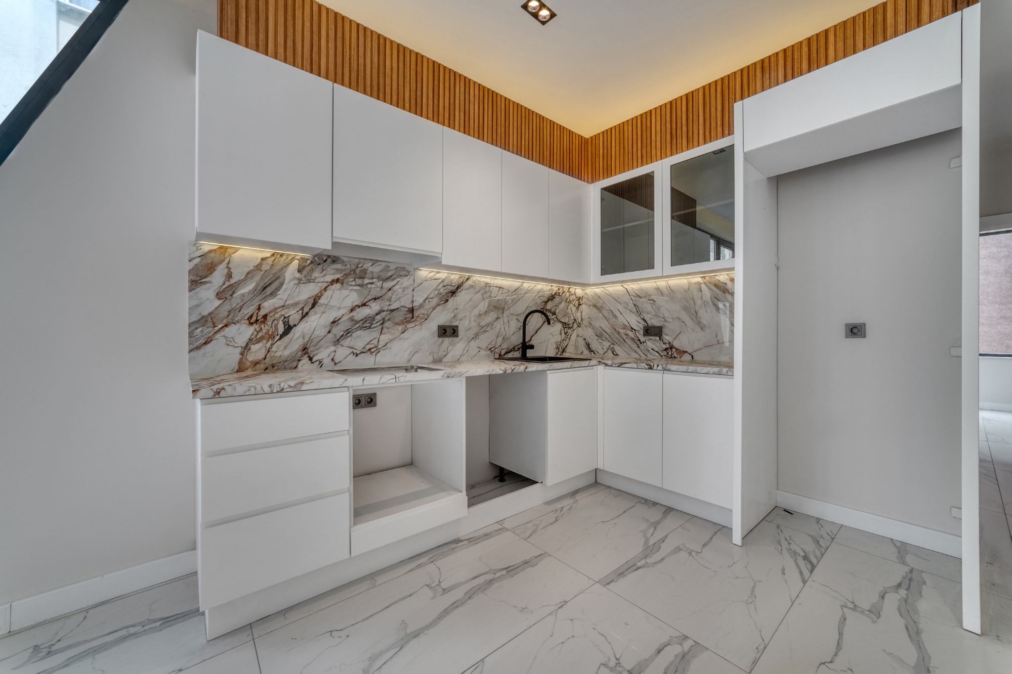 Luxury 1+1 Apartment with Castle and Mountain Views in Alanya Center