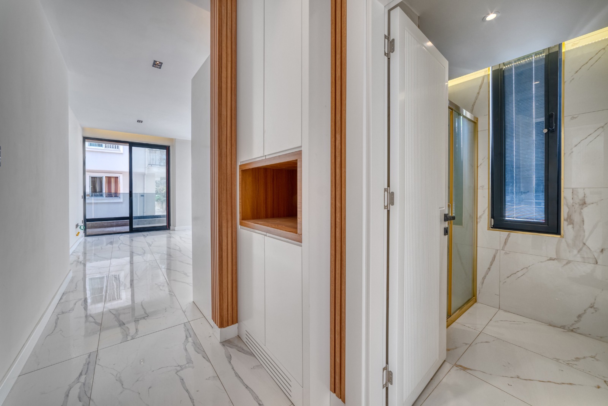 Luxury 1+1 Apartment with Castle and Mountain Views in Alanya Center