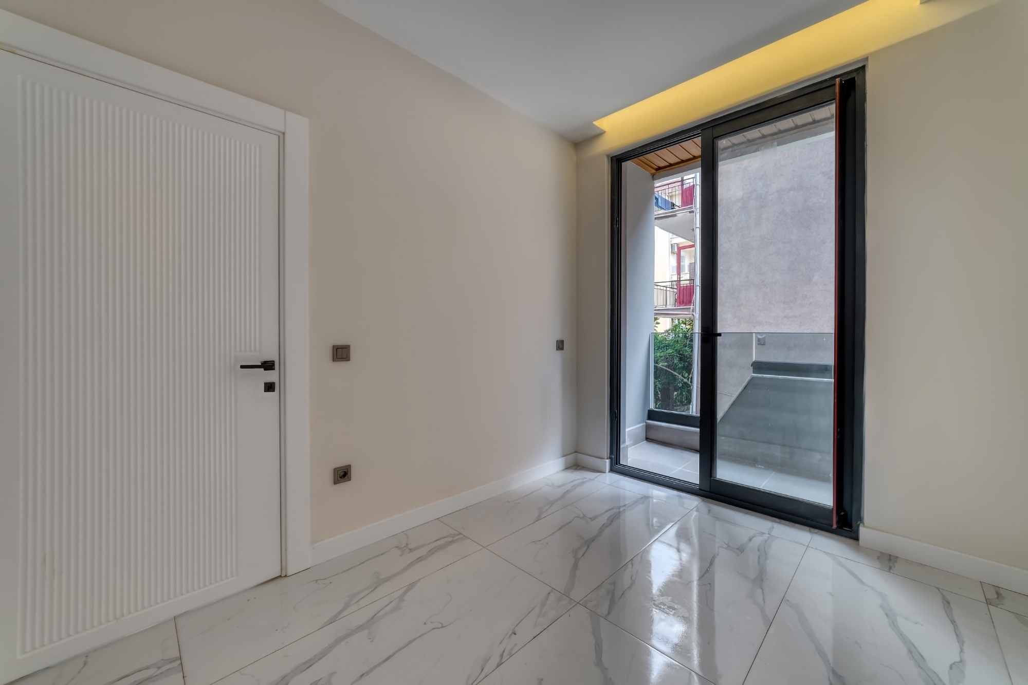 Luxury 1+1 Apartment with Castle and Mountain Views in Alanya Center