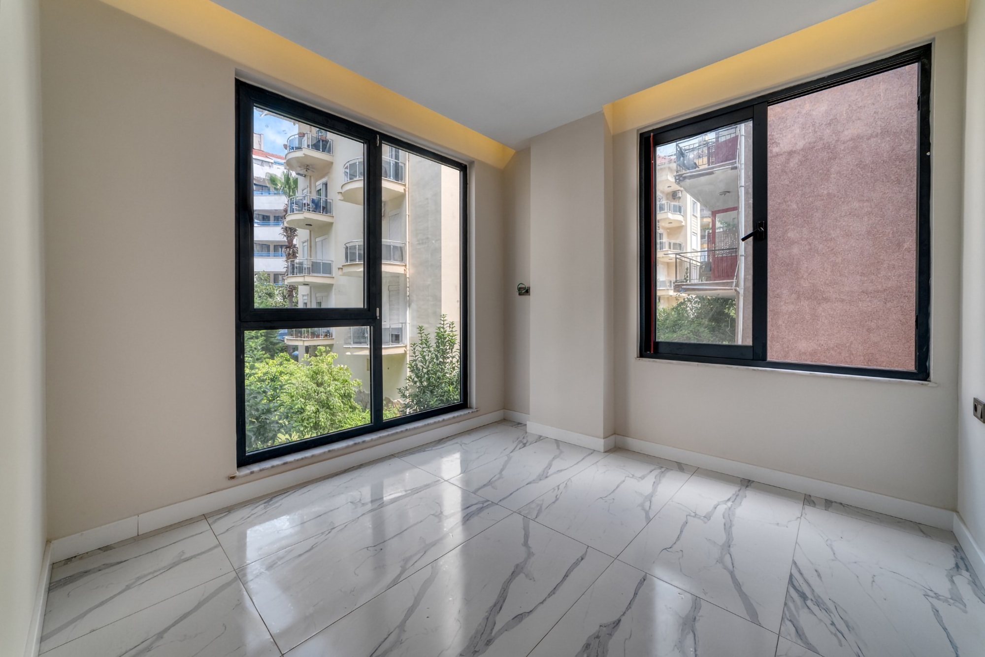 Luxury 1+1 Apartment with Castle and Mountain Views in Alanya Center
