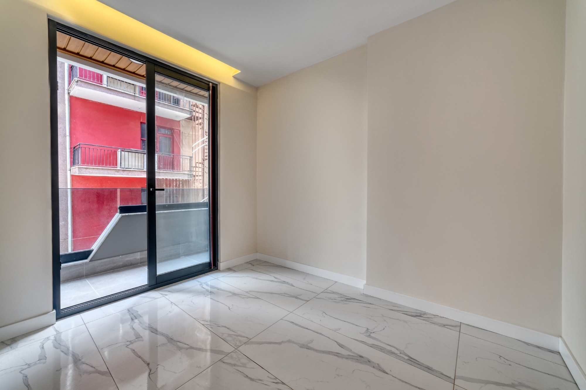 Luxury 1+1 Apartment with Castle and Mountain Views in Alanya Center