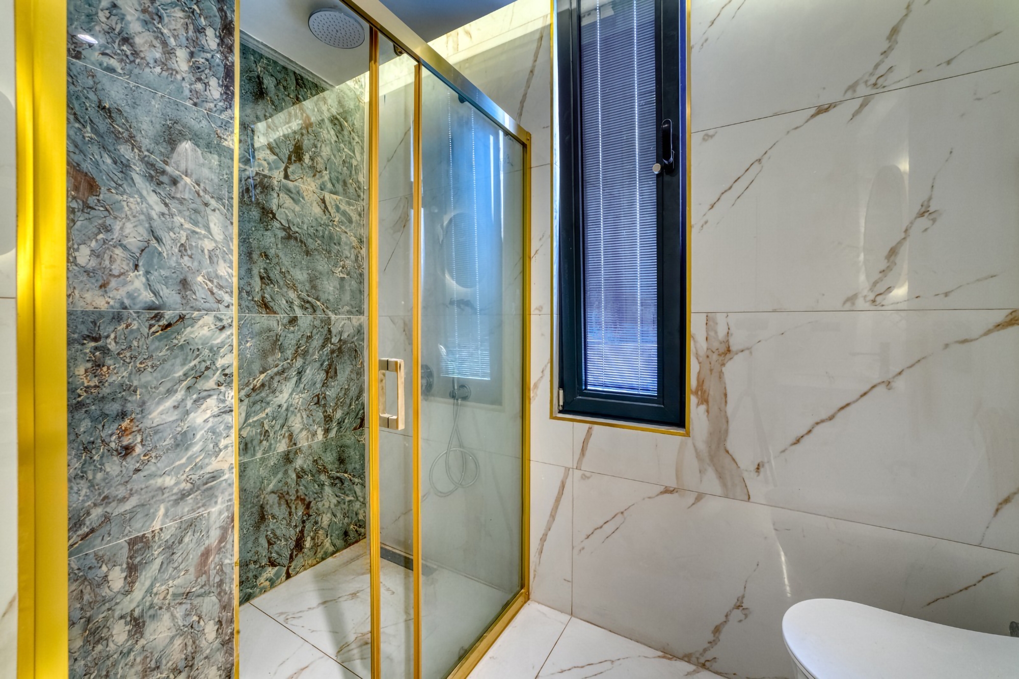 Luxury 1+1 Apartment with Castle and Mountain Views in Alanya Center