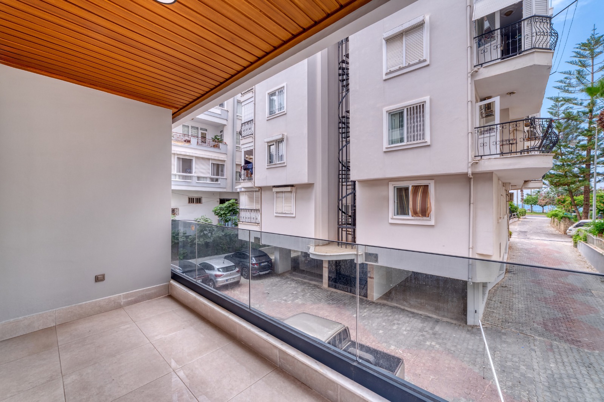 Luxury 1+1 Apartment with Castle and Mountain Views in Alanya Center