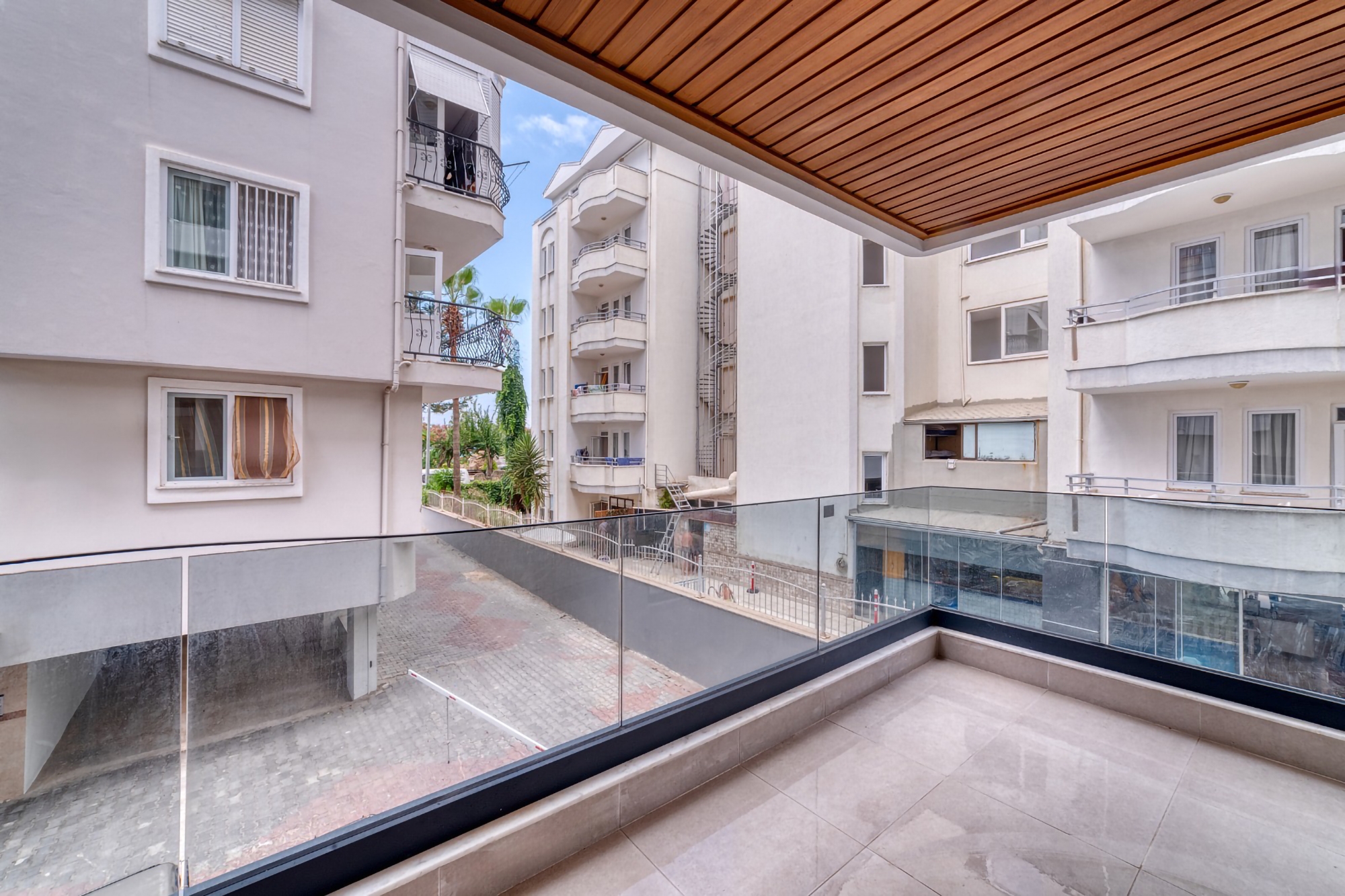 Luxury 1+1 Apartment with Castle and Mountain Views in Alanya Center