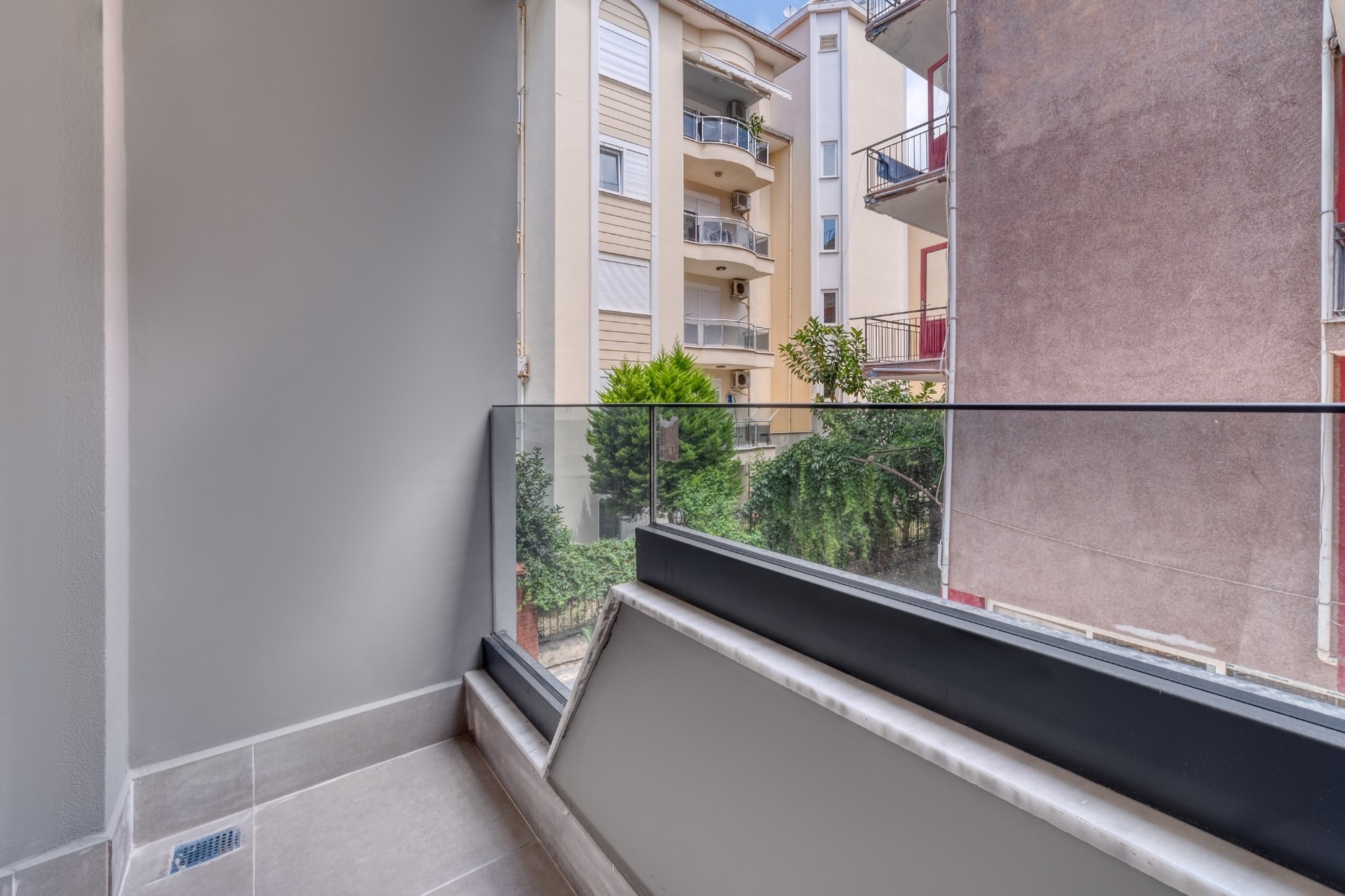 Luxury 1+1 Apartment with Castle and Mountain Views in Alanya Center