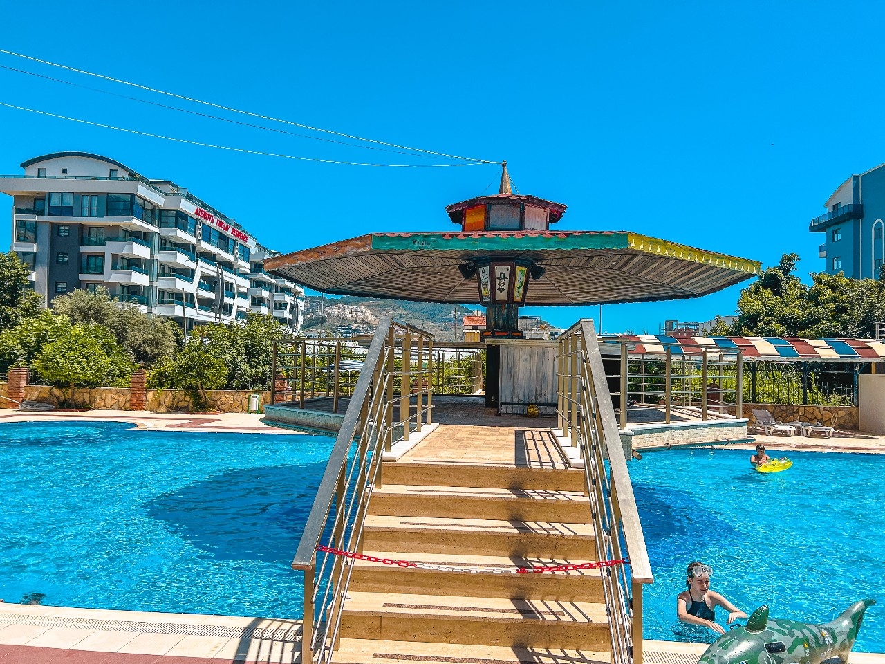 Lovely furnished 2-bedroom apartment with a sea view in Mamhutlar