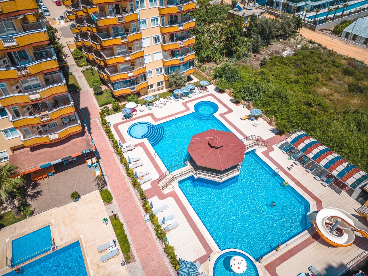 Lovely furnished 2-bedroom apartment with a sea view in Mamhutlar