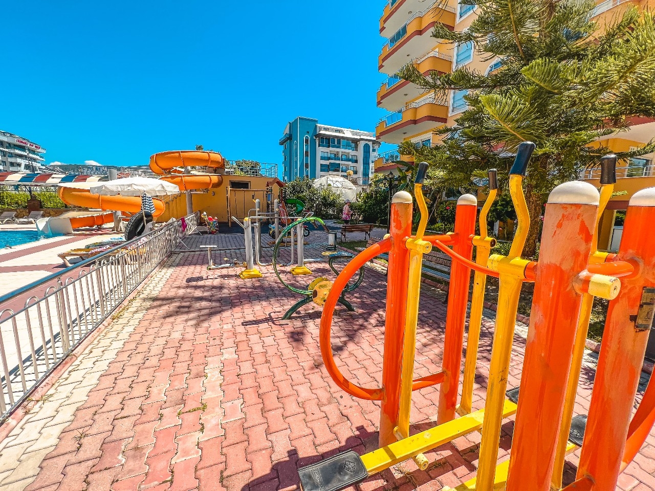 Lovely furnished 2-bedroom apartment with a sea view in Mamhutlar