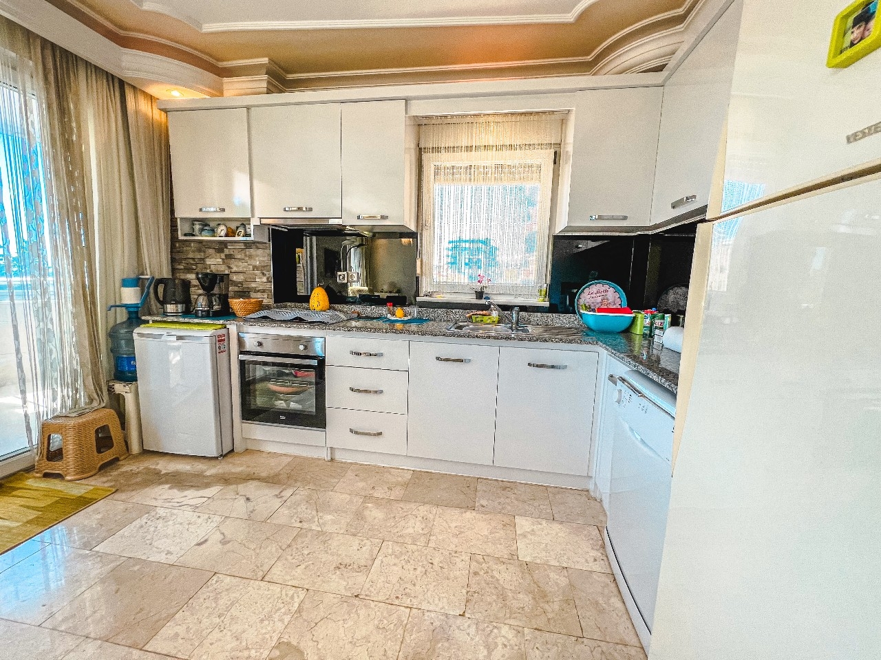 Lovely furnished 2-bedroom apartment with a sea view in Mamhutlar
