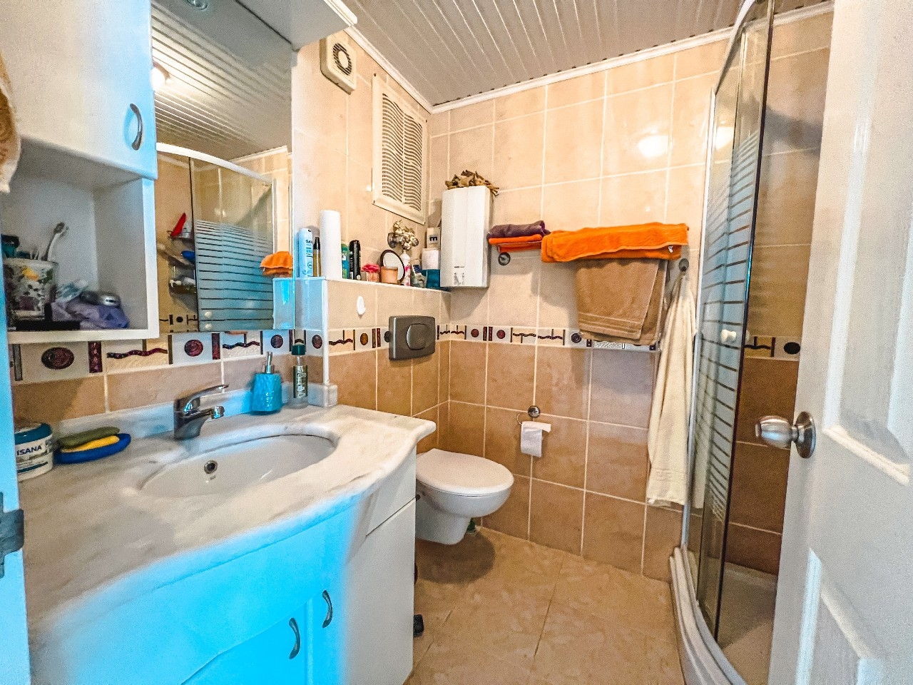 Lovely furnished 2-bedroom apartment with a sea view in Mamhutlar