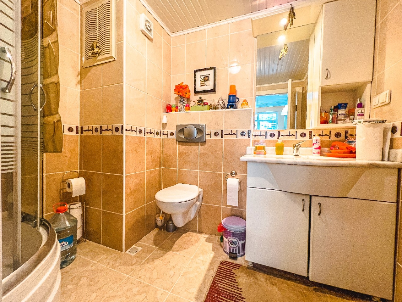 Lovely furnished 2-bedroom apartment with a sea view in Mamhutlar