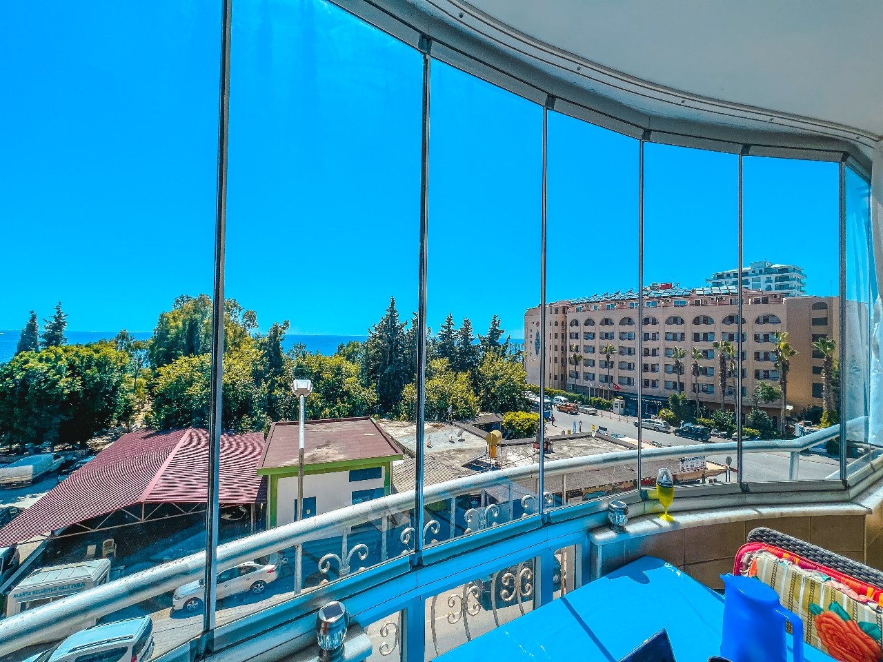 Lovely furnished 2-bedroom apartment with a sea view in Mamhutlar