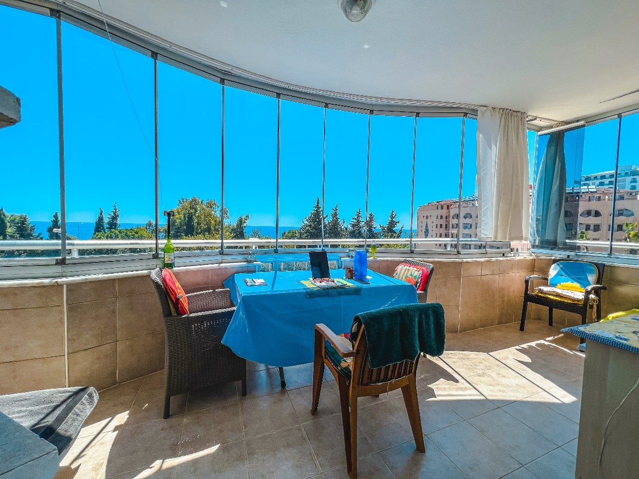 Lovely furnished 2-bedroom apartment with a sea view in Mamhutlar