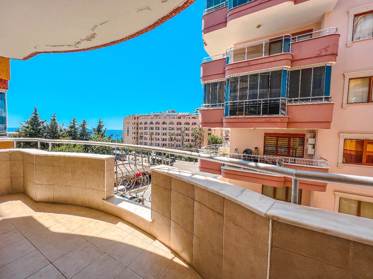 Lovely furnished 2-bedroom apartment with a sea view in Mamhutlar
