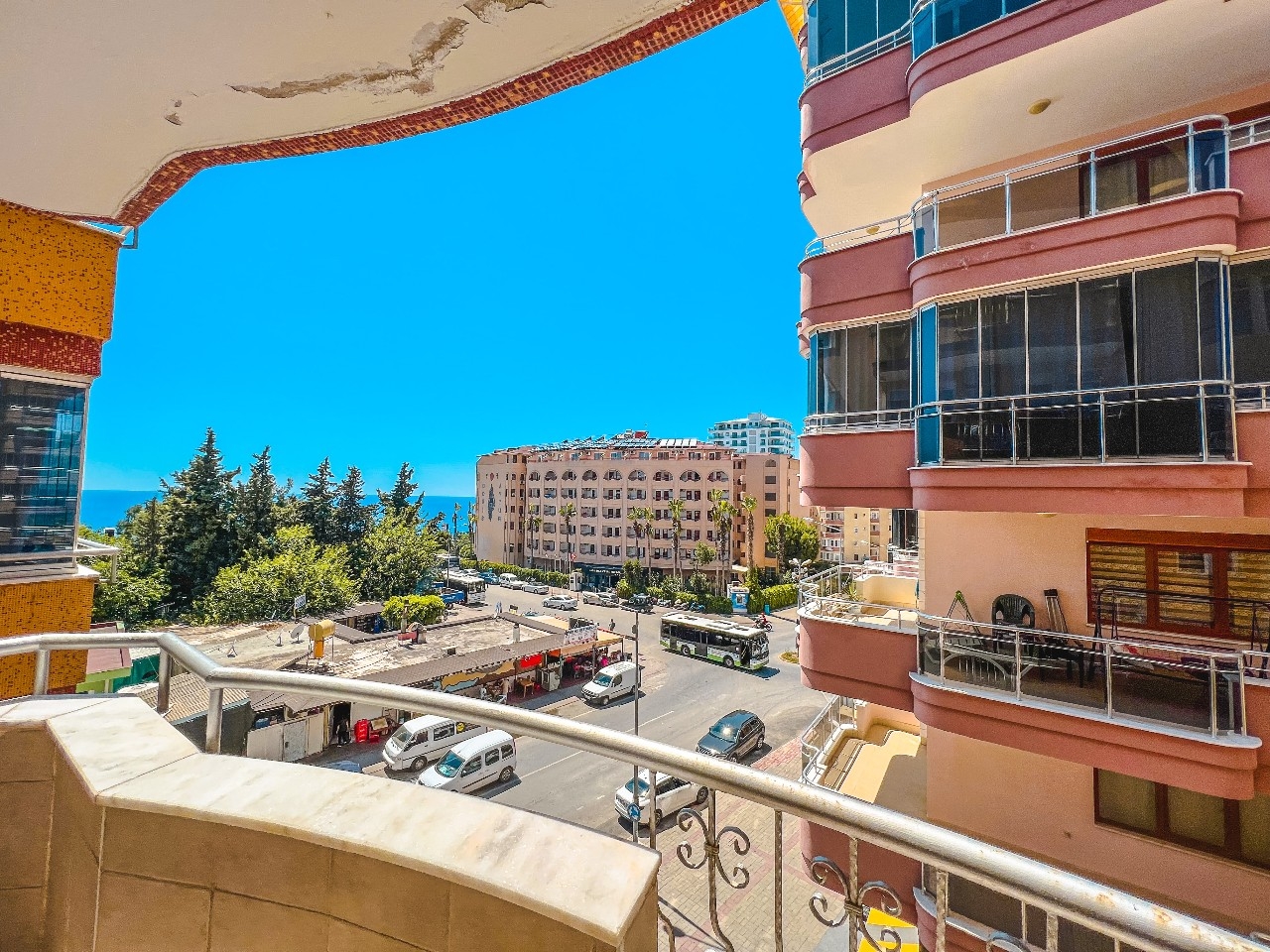 Lovely furnished 2-bedroom apartment with a sea view in Mamhutlar