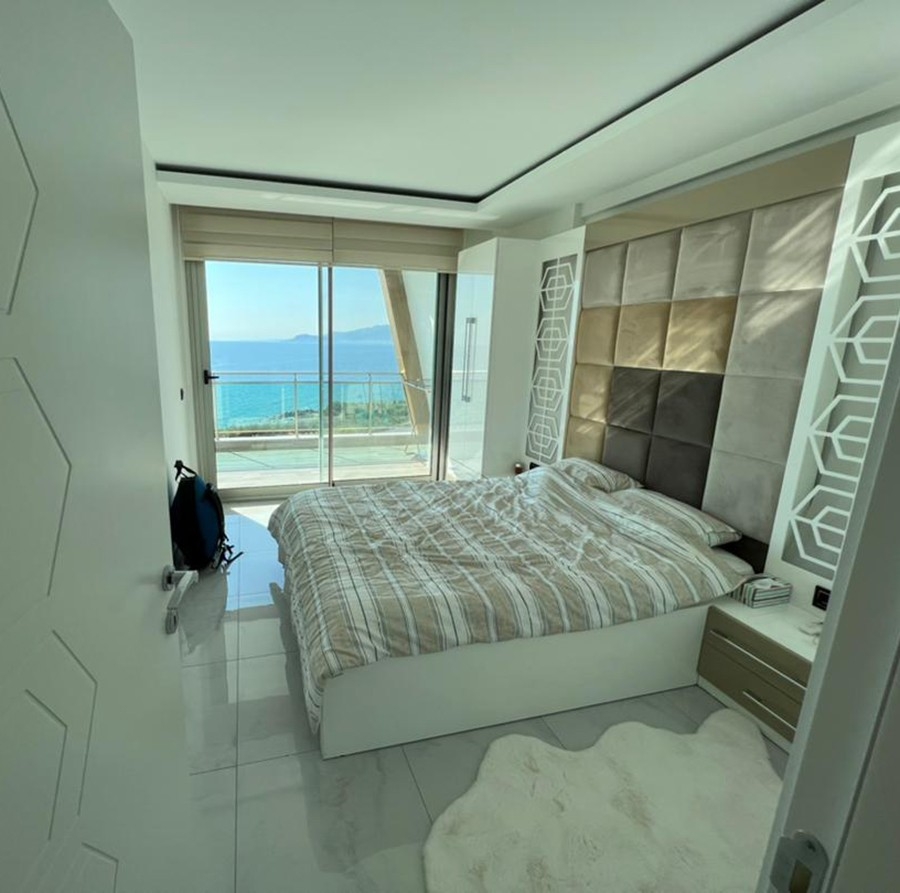 Exlusive apartment on the beachfront in Kargicak, Alanya