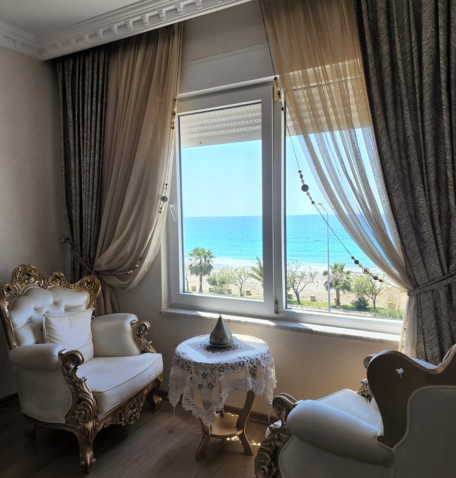 Furnished 3+1 luxury apartment right by the sea in Alanya