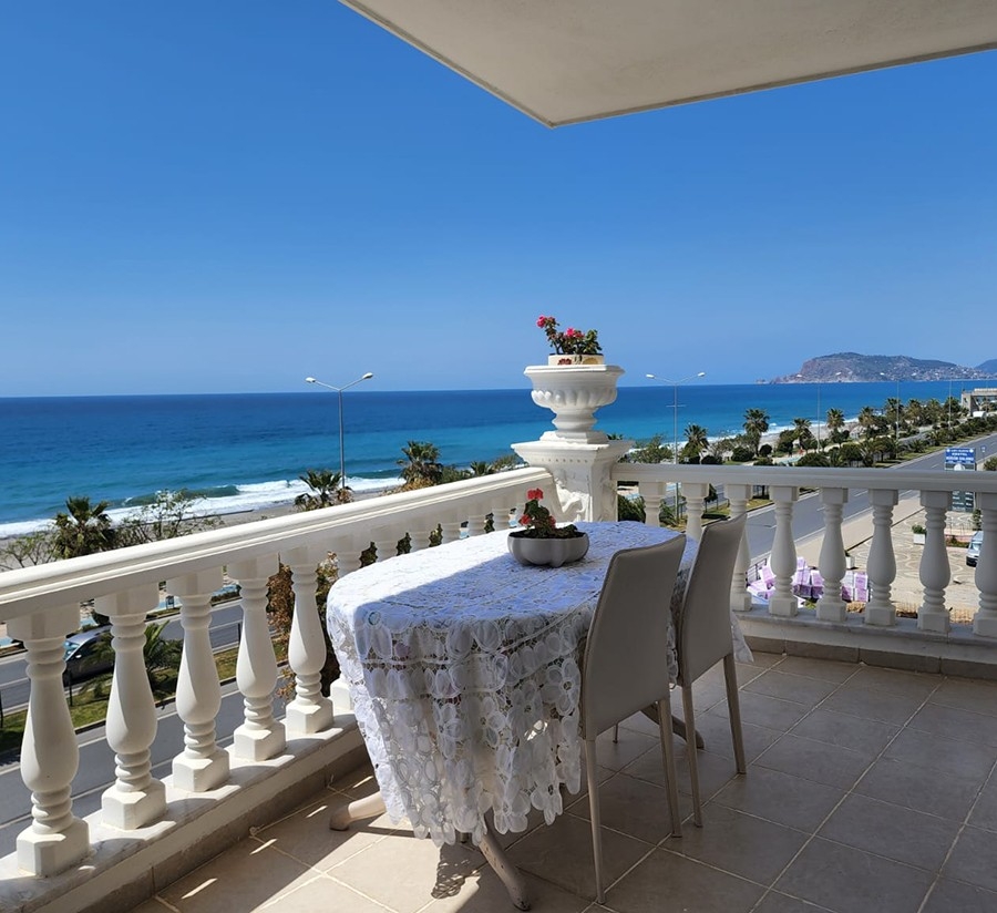 Furnished 3+1 luxury apartment right by the sea in Alanya